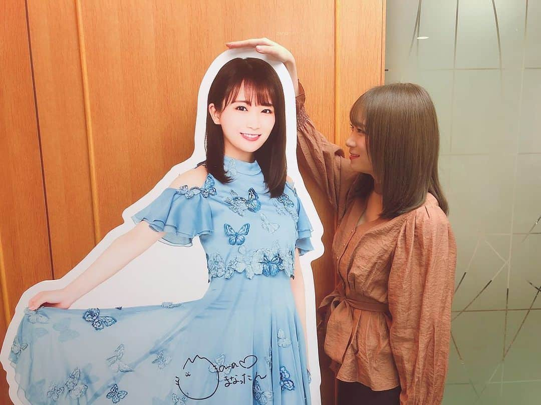 秋元真夏さんのインスタグラム写真 - (秋元真夏Instagram)「【お知らせ】﻿ ﻿ #秋元真夏2nd写真集 『 #しあわせにしたい 』を応援してくださり、ありがとうございます❣﻿ 現在臨時休業書店でのパネル展示、オリジナル等身大パネルの展示期間とパネルプレゼント抽選への応募期間が延長されることになりました。﻿ ﻿ ⚠展示、応募用紙or抽選券配布期間と応募受付　⇒　延長、終了日時未定﻿ ※一部の店舗様では展示を終了している店舗もございます。予めご了承くださいませ。﻿ ﻿ ⚠当選発表　⇒　日時未定﻿ ﻿ 詳細については、対象店舗の再開後に改めてお知らせいたしますので、﻿ 引き続き公式Instagram、公式Twitterのチェックをよろしくお願いいたします！﻿ ﻿ ﻿ また、現在営業中の書店でもパネル展＆オリジナル等身大パネル展示の延長日程が決定しました！﻿ ﻿ パネル展＆オリジナル等身大パネル展示の延長店舗﻿ ■コーチャンフォー　ミュンヘン大橋店：4/8～4/26　→　5/30（土）まで延長﻿ ﻿ オリジナル等身大パネル展示の延長店舗﻿ ■宮脇書店本店4/7～4/22　→　5/30（土）まで延長﻿ ■Wonder Goo 守谷店：4/7～4/22　→　5/30（土）まで延長﻿ ■BookDepot書楽：4/7～4/22　→　5/30（土）まで延長﻿ ■コーチャンフォー 若葉台店：4/7～4/22　→　5/30（土）まで延長﻿ ■金沢ビーンズ明文堂：4/7～4/22　→　5/30（土）まで延長﻿ ■書泉ブックタワー：4/7～4/22　→　5/30（土）まで延長﻿ ﻿ 『しあわせにしたい』特典・展示まとめ▼﻿ http://takeshobo.co.jp/sp/manatsu_2nd/﻿」4月30日 17時02分 - manatsu.akimoto_official