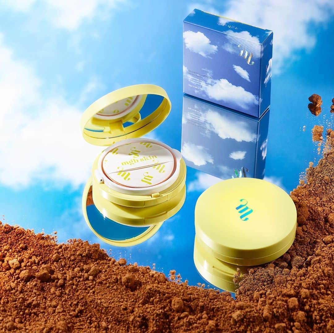 megbabyのインスタグラム：「２つめは💭感動的な自信作🥺 ・ 『GLOW SUN CUSHION　SPF 50+ PA++++』 ・ 下地にも、⽇中の塗り直しにも最適✨ 何度塗り直しても透明感のあるツヤ肌をキープできる美容液仕⽴てのUVクッション🤍 ・ ・ ひんやりとみずみずしい、ウォーターリッチのUVクッション。敏感肌にもやさしい設計にこだわり、紫外線吸収剤不使⽤で SPF50+ PA++++を実現しました。ファンデの下地や、⽇焼け⽌めの塗り直しに。使うたびにうるおいが補給され、一日中ツヤ肌でいられるクッション😍 ・ Point1️⃣「重ねるたび、潤い補給＋透明感」 モイスト7コンプレックスが塗布するたびにみずみずしい潤いを肌に届け、セラミドやグルコースが肌の潤いをホールドしてしっとり感がずっと続きます。 ・ Point2️⃣ 「皮脂崩れを気にせずひんやり使える」 過剰に分泌された皮脂を吸収するシーバムコントロールパウダー配合。ウォーターリッチなテクスチャーで付け直すほどにひんやり🆒 ・ Point3️⃣ 「4つのスキンケア効果で日中の肌をガード」 1.保湿(肌に潤いを届ける＋逃さないの2段階)  2.肌荒れを防ぐ(鎮静効果の高いツボクサとスベリヒユのエキス配合)  3.エイジングケア(ローズヒップエキス、ローズオイル、サジーエキス配合)  4.引き締め(ベロニカエキス配合、肌を引き締めキメの整った肌へ) ・ お気に入りポイント😍 メイクの前でもあとでも使える。何度塗り直しても蘇るツヤ肌と潤い🥺✨なのに余分な皮脂は抑えてくれるという優秀すぎる美容液仕立てのクッションです✨肌の鎮静効果もある一日中ツヤ肌でいられるグロウサンクッション💛 ・ 5/3 17:00 ON SALE 『GLOW SUN CUSHION　SPF 50+ PA++++』 ￥3,200(税抜)  #MEGOODBEAUTY #mgbskin」