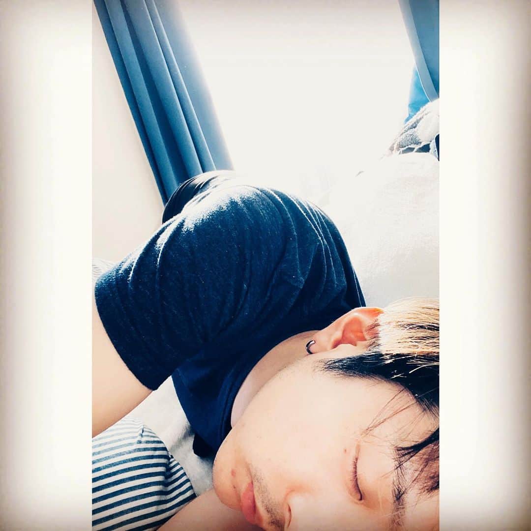 のインスタグラム：「夕陽に寝落ち」