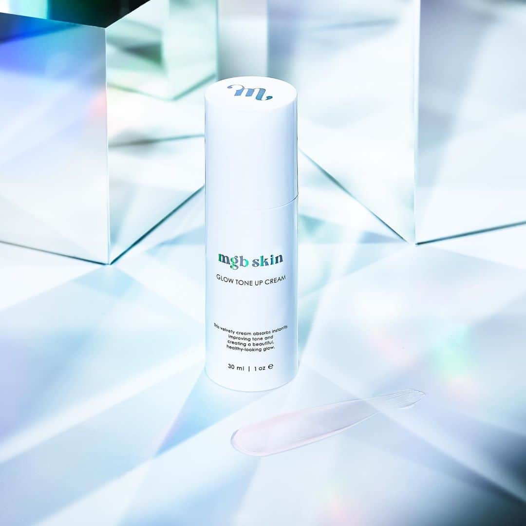 megbabyのインスタグラム：「まずひとつめは💭 ・ 『GLOW TONE UP CREAM』 ・ 透明感とツヤ肌へトーンアップし、  うるおいバリアをつくるフィニッシュクリーム 🤍 ・ ・ スキンケアの最後にまとうことで、肌を美しくトーンアップするクリーム。みずみずしいテクスチャーで肌上にうるおいの薄膜をつくりながら、肌の⾊ムラをカバーして明るい印象へと整えます。使い続けることで肌の乾燥によるくすみを少なくし、ファンデーションがいらないほどのなめらかなツヤ美肌へ✨ ・ Point1️⃣ 「Wの機能で肌を一気にトーンアップ」 塗布後すぐに肌の明るさとキメの細かさを実感できる。また、ナイアシンアミド配合なので使うほどに肌にみずみずしい透明感が宿ります。 Point2️⃣ 「乾燥した肌に潤い、しっとりやわらか肌へ」 ベースには肌荒れを防ぐノルウェーの氷河水を使用。 ・ お気に入りポイントは😍 なんと言ってもみずみずしいテクスチャーでスキンケアの最後にさらに潤いの膜を作ってくれるところ✨絶妙なピンクカラーで透明感のあるツヤ肌へみせてくれるの😍 ・ 5/3 17:00 ON SALE 『GLOW TONE UP CREAM』 ￥3,000(税抜)  @mgb_skin  #MEGOODBEAUTY #mgbskin」