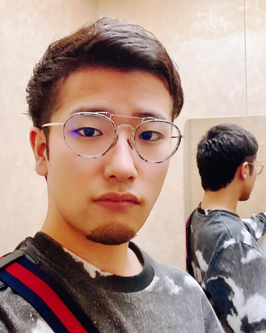 総長ウララのインスタグラム：「全然グレーなって無くない？ 髪ちんちくりんやない？  はぁ？」