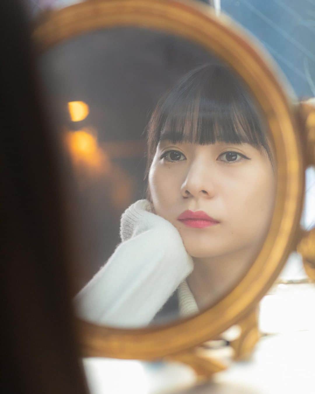 のインスタグラム：「What I’m doing during this quarantine is just to study myself in a mirror🧖🏻‍♀️haha ・ ・ ・ この自粛期間中してることと言えば鏡を眺めるくらいだよ。(え #quarantinelife」