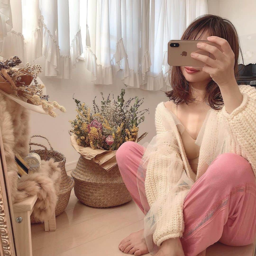 のインスタグラム：「* 実はかれこれ3ヶ月ほど前から育乳してます😂 なんかよくインスタでもPRでみるし、ずっと気になってたけどまぁ無理やろって諦めてて… でもわずかな希望ではじめてみたw 色々調べてわかったのは、夜寝る時もちゃんとバストケアが必要ってこと😵 まず、3ヶ月毎日ナイトブラつけて、なんとなんとなんとね、徐々に成果でてます🥺💕 色んなナイトブラ試して行ってるんやけど、最近は　@shapedays_ さんのやつ！ もちろんのノンワイヤーやし生地の肌触りいいし… そしてこれ、24時間付けれるのでナイトブラとしてじゃなく色んなシーンで使えるし、ベージュやし透けへんしでとりあえずまずナイトブラ始める人にオススメ🙌 ほんまにほんまに、ペタンコ体型やった私がちょっとずつ成果でてるから気になる人はまじでやってみるべき❣️ 気になることなど質問受付まーす🙋‍♀️いつでもどうぞ❤︎ ※男性からのコメント、DMなど返事はしません※ * * #シェイプデイズ#24時間育乳ブラ#ナイトブラ#育乳ブラ#育乳#ダイエット#宅トレ#スポブラ#おうち時間」