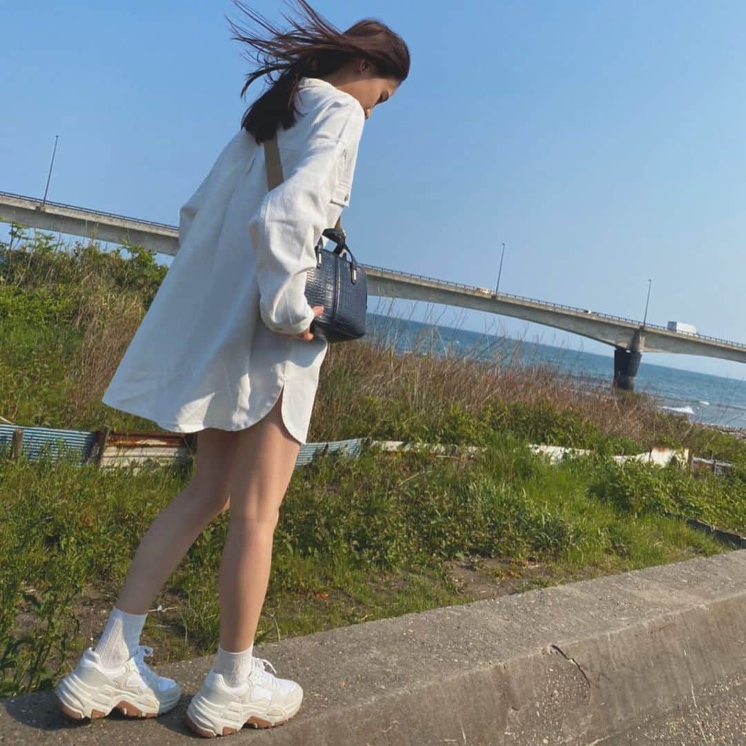 鈴木えりかのインスタグラム：「. まっしろコーデ 早く出かけたいね〜 . . . . #デニムワンピース #しろ #nwith #lilybrown #bershka #code」