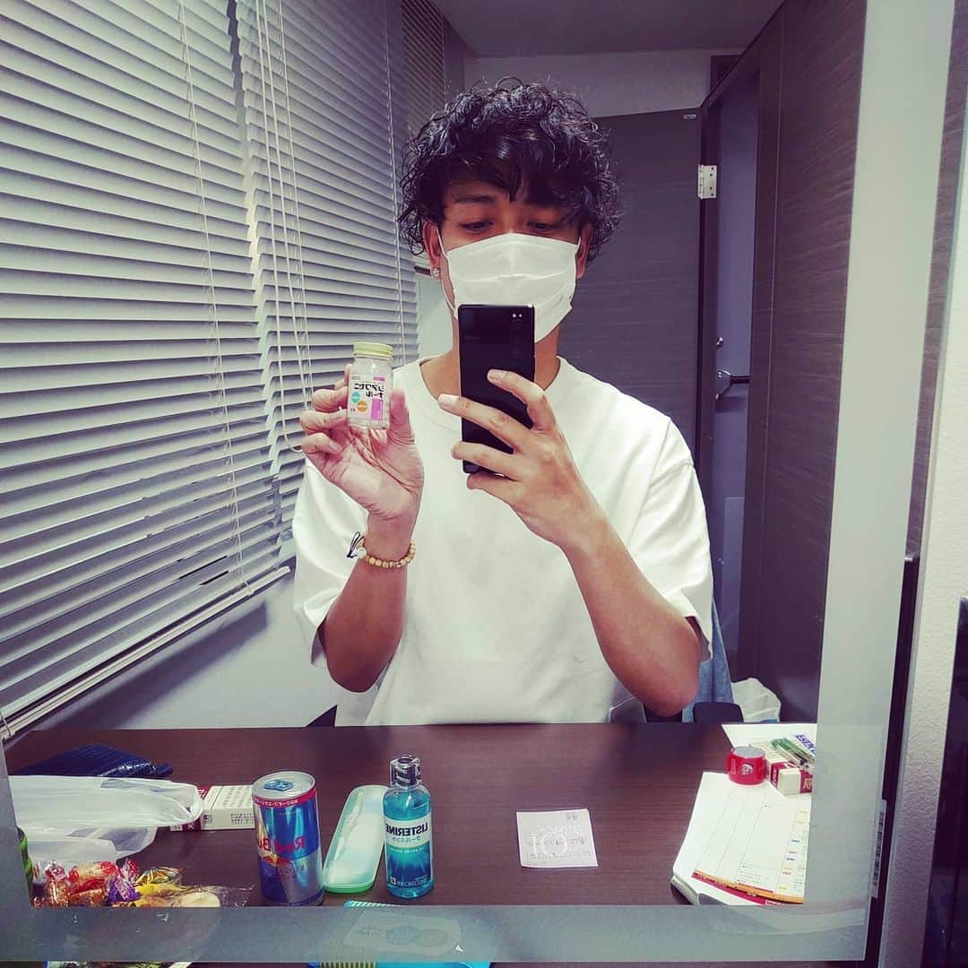 中村昌也のインスタグラム：「本日34歳になりました〜!! ありがとうございます!! デイリー9の楽屋にプレゼントが…… 飲みまくります（笑）  EXILEあつしさん、サンドの富澤さん その他、４月３０日生まれの皆様 おめでとうございます!！ #NBA #NBARakuten #RakutenTV #DAILY9 #誕生日おめでとう #ありがとう #4月30日」