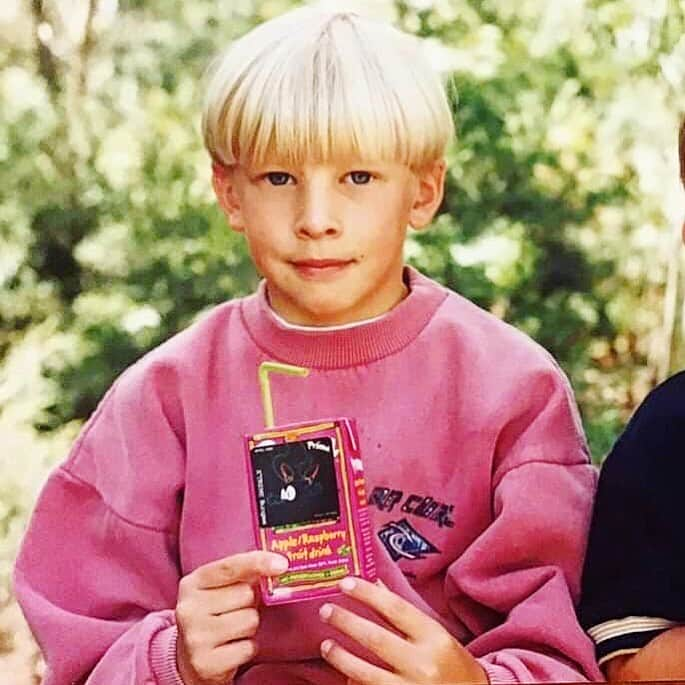 トラビス・マホーニーのインスタグラム：「🧃 Stylin since 95... time to bring back the bowl?」