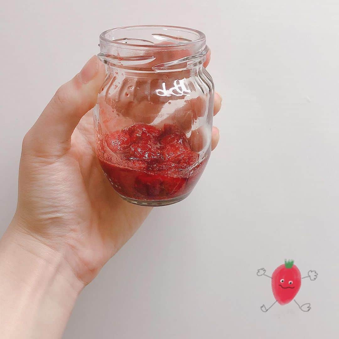 のインスタグラム：「. いちごジャムつくりました🍓 撮るの忘れちゃって、結構減ってますっ（笑）  #stayhome  #いちごジャム つくったよ~」