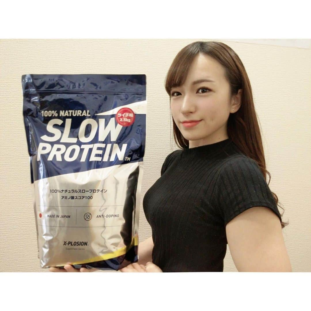 X-PLOSIONさんのインスタグラム写真 - (X-PLOSIONInstagram)「就寝前の摂取におすすめ！スロープロテイン🥛 ． こんにちは！エクスプロージョンです！ ． ． スロープロテイン（カゼイン）は就寝前の摂取におすすめのプロテインです🌙✨ ． ホエイプロテインに比べ消化吸収が穏やかで、たんぱく質合成を長時間持続させます。 ． そのため、就寝前や食事間が空いてしまう時にスロープロテインは最適です♪ ． ． ホエイに比べ粉感はサラサラしていますが、 溶かして飲んでみると少しザラッとしています。（どろどろしていると感じる人も🤔） ． ． スロープロテインの場合、30gの粉に対し300ccの水で溶かすのがおすすめです！（ホエイは150cc） ． ． フレーバーは 「プレーン味」「ライチ味」「杏仁豆腐味」の3種類！ ． ． 私的にはライチ味がお気に入りです！ ライチの香りが良く、爽やかな甘味ですっきりした味わいがします！他では飲めないのもいいですね🤭💕 ． ． スロープロテインを飲んだ日の朝、体の調子が良い気がするのもおすすめポイントです🌞ぜひお試し下さい！ ． ※動画分かりずらかったかもしれません😣 次回はコップにそそぎます！ ． いつもいいねやコメント、ストーリーへの掲載ありがとうございます♪ 次の投稿もお楽しみに… ． 味付き 1kg  1,414円〜 プレーン  1kg  1,235円〜 ご購入はこちらから！ → store.x-plosion.jp ． #エクスプロージョン#xplosion  #エクスプロージョンプロテイン #プロテイン #ホエイプロテイン #プロテイン女子 #たんぱく質  #タンパク質 #筋肉 #筋肉女子 #筋トレ #筋トレ女子 #トレーニング #トレーニング女子 #トレーニング初心者 #training #workout #プロテインドリンク #プロテイン初心者 #プロテイン生活  #カゼインプロテイン #カゼイン #スロープロテイン #ライチ味 #睡眠 #寝る前 #睡眠の質 #夜中のおやつ #寝る子は育つ #回復」4月30日 17時27分 - x_plosion_protein