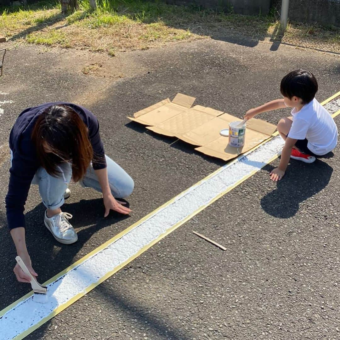 杉山愛さんのインスタグラム写真 - (杉山愛Instagram)「みんなで黙々と駐車場のライン引き🎨 息子もお手伝いしてくれました⭐️ テニスクラブが綺麗になっていくのは嬉しいですね😆 再スタートできる日まで🎾できることをして整えていきます😊👍」4月30日 17時32分 - aisugiyamaofficial