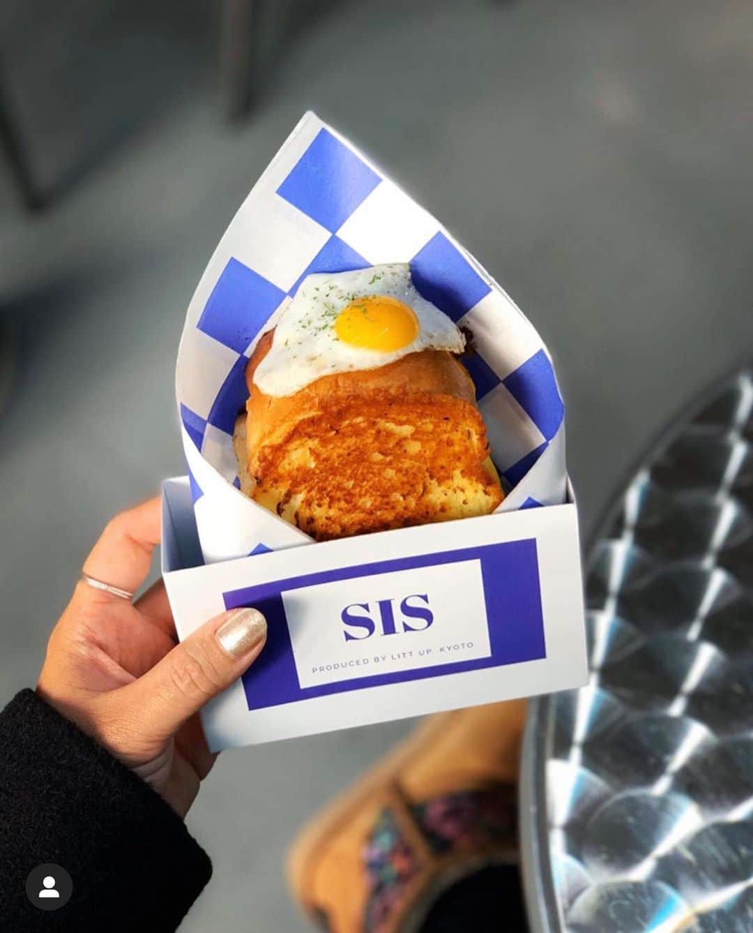 のインスタグラム：「. 💙🍳ちいさな目玉焼きがアクセント🍳💙 . ハニーマスタードが癖になるお味🤤🍯 とってもおしゃれで写真映えもしちゃいます🔥 . 写真提供 : @tamatama_12 さん﻿﻿ 素敵なお写真をありがとうございました♡﻿﻿ .﻿﻿ . 店名：『sis』 ぜひ訪れてみてくださいね。 . . あなたが撮影したベストグルメpicに﻿﻿ 「#aumo」を付けて教えて下さいっ☺︎﻿﻿﻿ あなたの投稿が紹介されるかも♪﻿﻿﻿ . aumoアプリは毎日配信！おでかけや最新グルメなどaumo読者が気になる情報が満載♡﻿﻿ ダウンロードはプロフィールのURLから✔︎﻿ (iPhone&Android版) . #京都#グルメ#京都グルメ#テイクアウト#おしゃれカフェ#グルメ部 #グルメな人と繋がりたい#グルメ好きな人と繋がりたい#フォトジェニック #サンドイッチ#sis #京都巡り#カフェ #カフェスタグラム #カフェごはん #カフェ活 #カフェタイム」