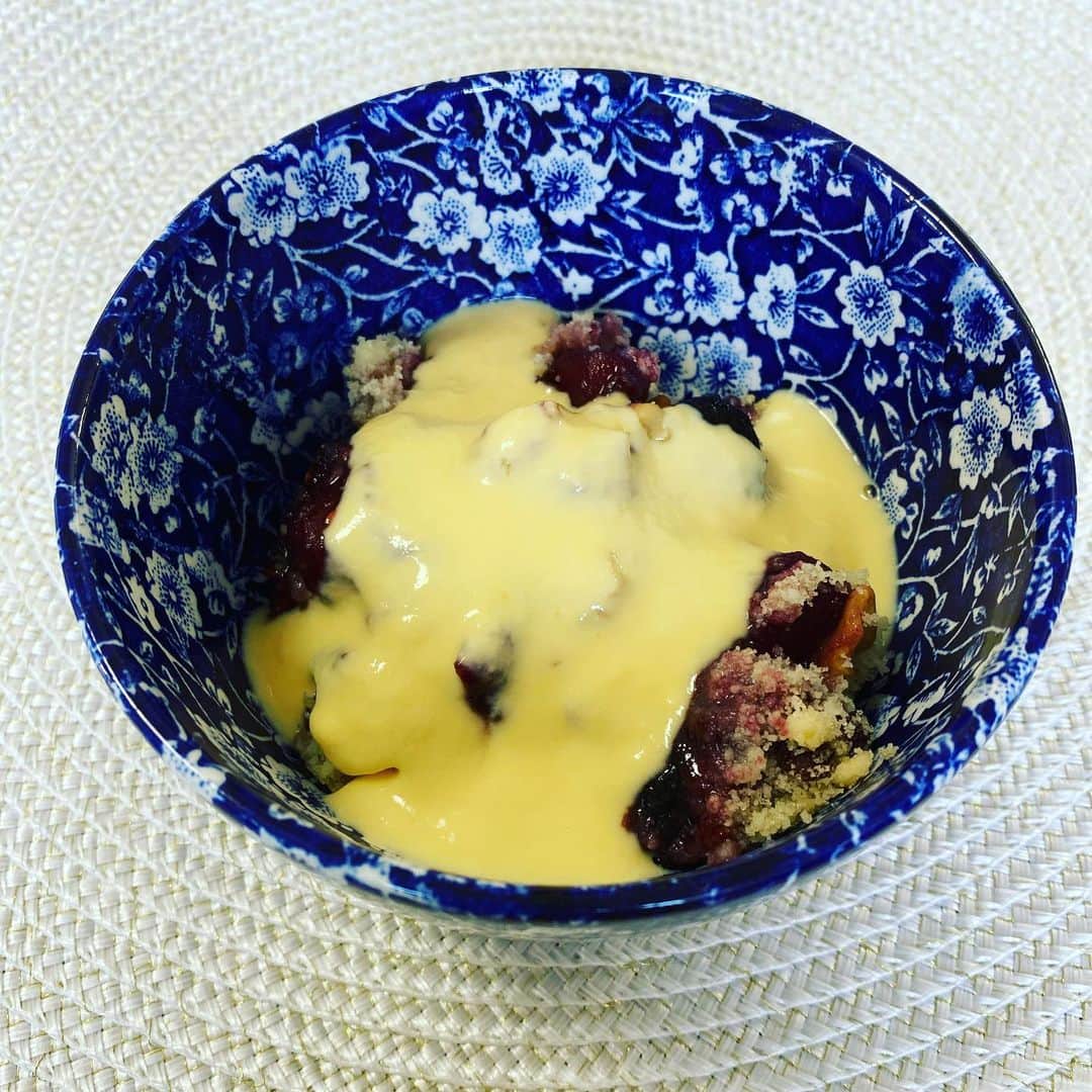 田添菜穂子さんのインスタグラム写真 - (田添菜穂子Instagram)「今日はミックスベリー（ブラックベリー・ラズベリー・チェリー）とリンゴのクランブルを作りました😊（レシピはモンクレさん@morningtoncrescenttokyo ） 随分前に材料は用意していたのだけど、とにかく無塩バターが売り切れで近所では手に入らず、ようやく今日配達されたので✨ 日本のリンゴはイギリスのリンゴほど酸っぱくないので、ベリーを入れるとちょうど良い酸味に😊カスタードの甘さとのコントラストがたまりませんでした…😍 #morningtoncrescenttokyo #モンクレ東京　#おうちおやつ #おうち時間  #ilovesweets #treatyourself #treatmyself #stayhome #stayathome #stayathomesavelives #restechezmoi #applecrumble #crumble #berrycrumble #crumblewithcustard #britishsweets」4月30日 17時43分 - nahokotazoe