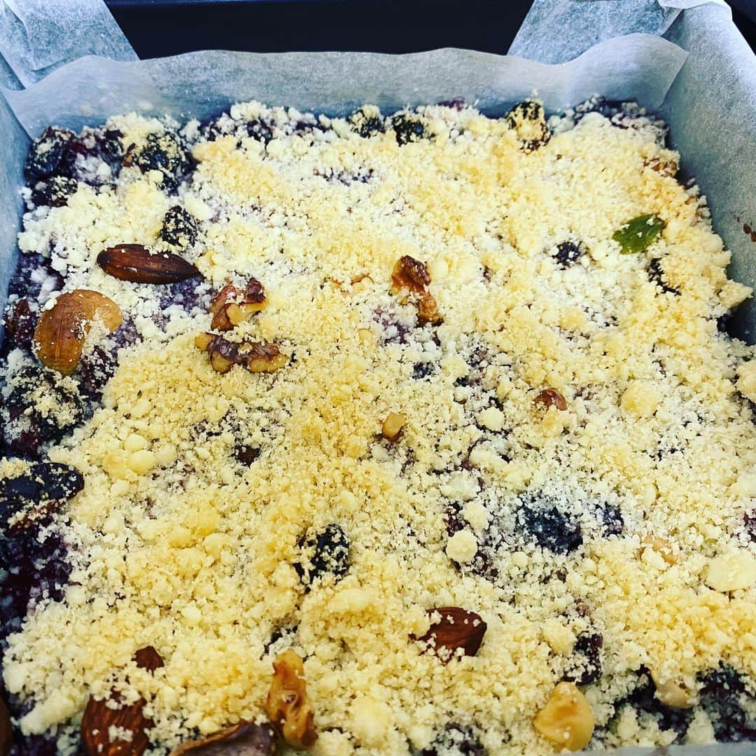 田添菜穂子さんのインスタグラム写真 - (田添菜穂子Instagram)「今日はミックスベリー（ブラックベリー・ラズベリー・チェリー）とリンゴのクランブルを作りました😊（レシピはモンクレさん@morningtoncrescenttokyo ） 随分前に材料は用意していたのだけど、とにかく無塩バターが売り切れで近所では手に入らず、ようやく今日配達されたので✨ 日本のリンゴはイギリスのリンゴほど酸っぱくないので、ベリーを入れるとちょうど良い酸味に😊カスタードの甘さとのコントラストがたまりませんでした…😍 #morningtoncrescenttokyo #モンクレ東京　#おうちおやつ #おうち時間  #ilovesweets #treatyourself #treatmyself #stayhome #stayathome #stayathomesavelives #restechezmoi #applecrumble #crumble #berrycrumble #crumblewithcustard #britishsweets」4月30日 17時43分 - nahokotazoe