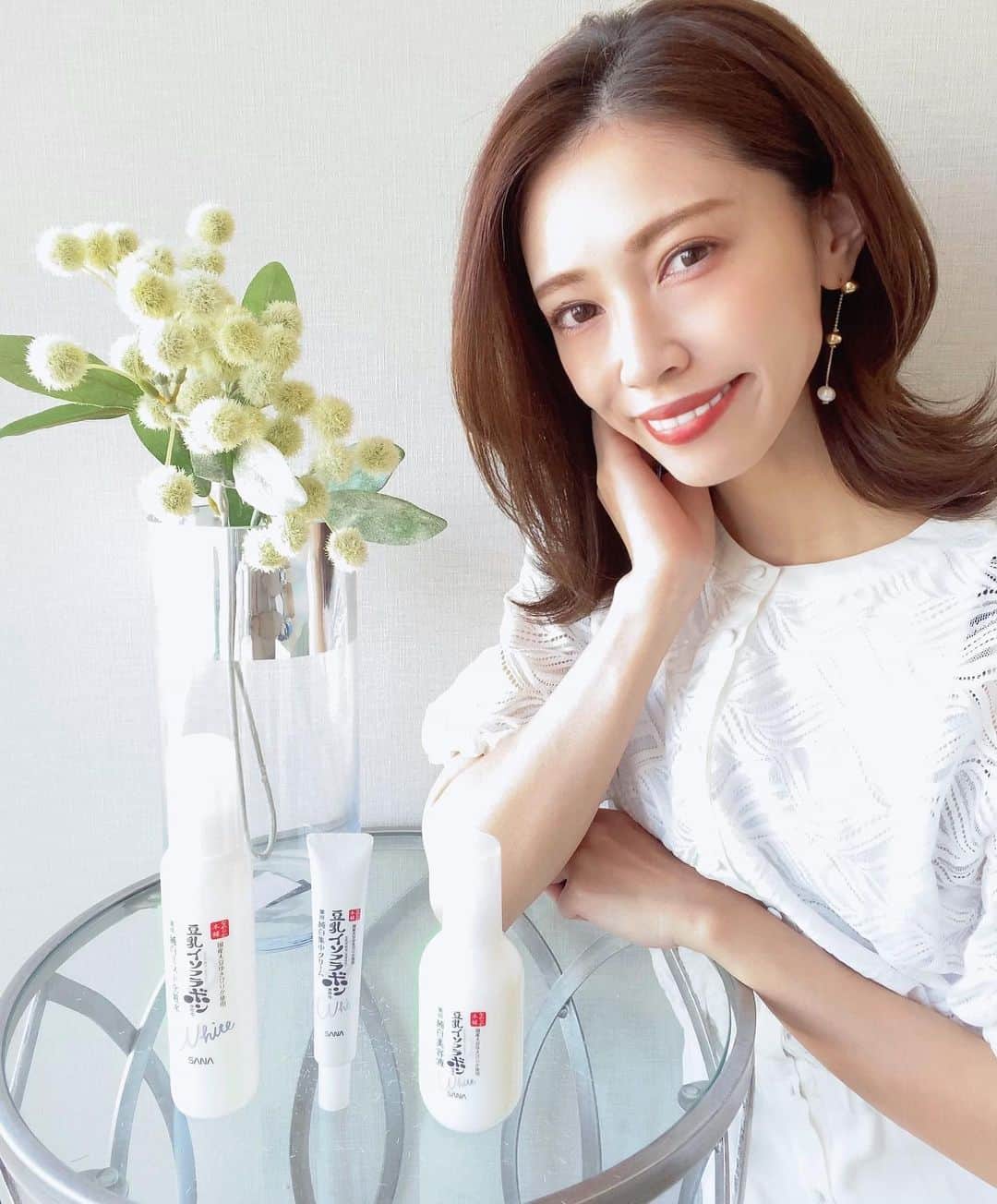 のインスタグラム：「*﻿ 豆乳スキンケアで大人気！『なめらか本舗』の美白ラインがリニューアル👏使い心地が良いのにコスパも良くて、昔から大好きです😊﻿ ﻿ ﻿ こちらは美白ラインに最もふさわしい大豆として、北海道産大豆「ゆきぴりか」が使用されているそう！しかも美白しながら肌荒れ&ニキビ予防も出来ちゃう優れもの❣️﻿ ﻿ ﻿ さっそく新商品3つを#コスメレポ  していきますねఽ✍﻿ (使用感はスライドして動画を見てね▷▷)﻿ ﻿ ﻿ ▼サナ なめらか本舗 薬用美白ミスト化粧水﻿ ﻿ ミストタイプの化粧水。霧のようなミストなので、メイクの上からでもちょうど良いしっとり感！夏は持ち歩いて、日焼け後のほてりを取るのにもピッタリ。(日焼けしたらすぐに保湿すると色が定着しにくくなるそう☺️)﻿ 全身に吹き掛けやすいのも嬉しいです。﻿ ﻿ ▼サナ なめらか本舗 薬用美白美容液﻿ ﻿ さらっとした軽めテクスチャーの美容液。﻿ ビタミンC・E誘導体が配合されていて、透明感とつるおいに満ちたお肌に導いてくれます🤍﻿ 化粧水・美容液・乳液の3役を1本でこなしてくれるので、時短ケアとしても役立ちます！﻿ ﻿ ▼サナ なめらか本舗 薬用美白スポッツクリーム﻿ ﻿ こちらは美容液よりももっちりとしたテクスチャーのクリーム。﻿ ビタミンC・E誘導体に加えてビタミンEも配合された、集中ケアが出来るアイテム。﻿ メラニンの生成を抑えてくれるので、日に当たりやすい箇所に塗っています。目の周りのくすみ対策にも良いとのことで、アイクリームとしても使ってます😊﻿ ﻿ ﻿ 外出できるまで#おこもり美容 楽しみます❤️﻿ ﻿ #cosmetics#skincare#beauty#vocest#PR#なめらか本舗#常盤薬品工業#コスメ#美容#スキンケア#美白#プチプラコスメ#豆乳イソフラボン」