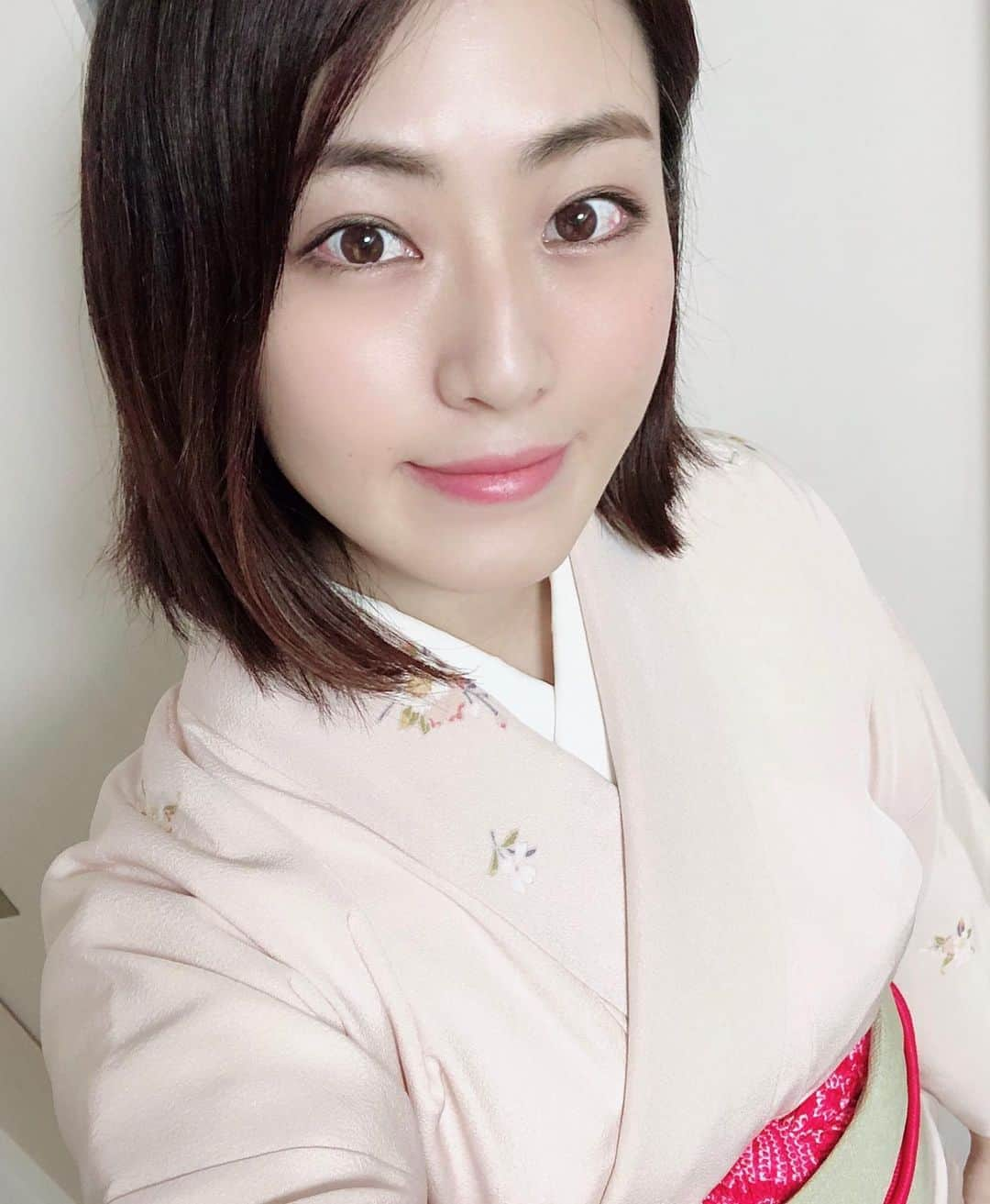 朝倉恵理子のインスタグラム：「今日も着付練習❤️ だいぶ上手に着れるようになってきました✨  もう袷暑いから単衣の着物欲しい😂  タンスゲットしたら実家から送ってもらおうかな……笑  #着物 #👘 #小紋 #着付け練習 #kimono #着物コーディネート」