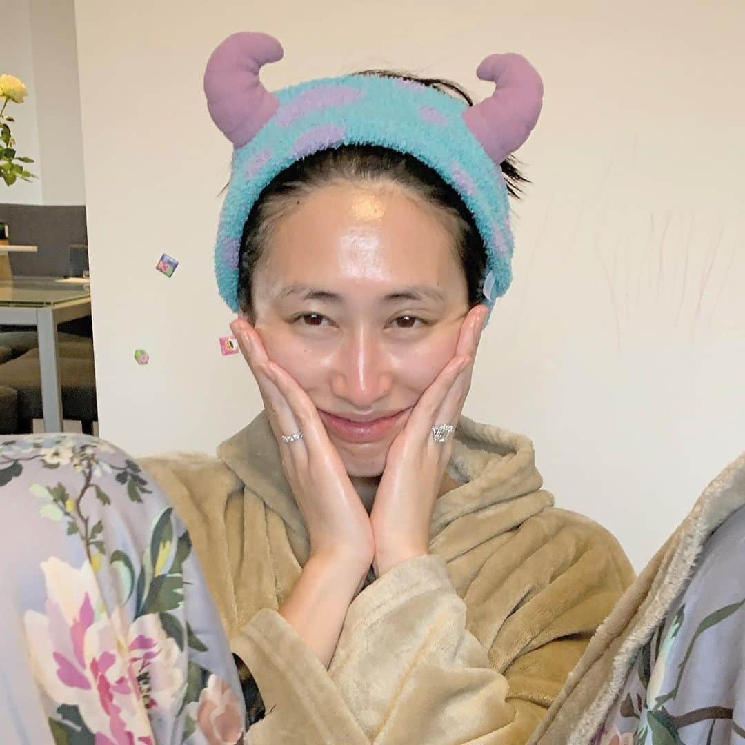 小堀ケネスのインスタグラム：「鬼ママお風呂上がりのスキンケア。😂 After Shower Skin Care.😏 #notdrunk #mommy #skincare #鬼ママ#お風呂上がり#スキンケア  @mariakamiyama」
