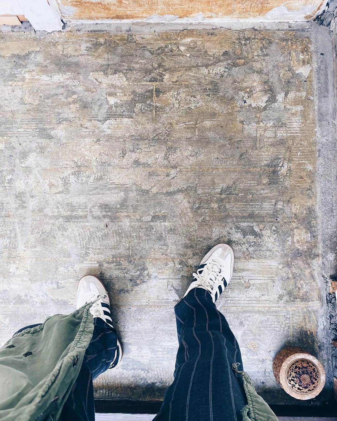 小塚源太のインスタグラム：「80's adidas セットアップの足元にちょうどよい🕴🏼 #menstyle #shoes #adidas」