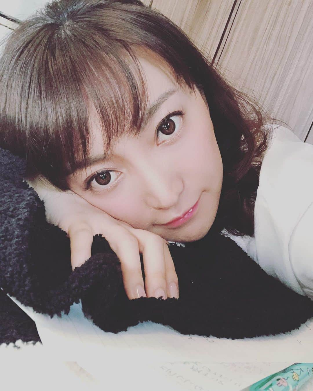 加藤綾菜さんのインスタグラム写真 - (加藤綾菜Instagram)「今日は、打ち合わせとコラムを書いてます❗️ 連載なので楽しみにしといて下さい❤️ モコモコの膝掛けにくるまってお昼寝したいけど頑張ります💪🤣」4月30日 18時03分 - katoayana0412