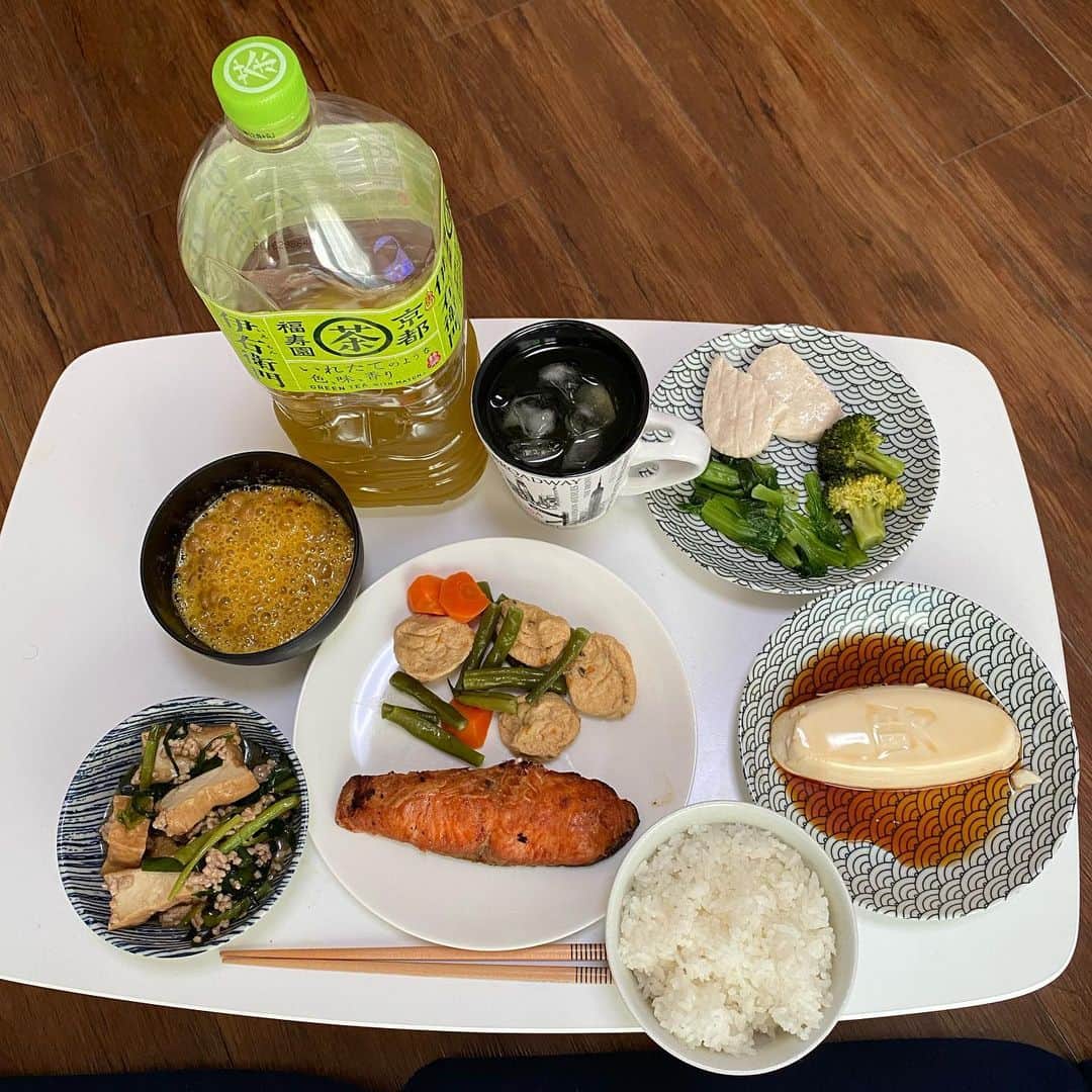 小田幸平のインスタグラム：「今日の晩ごはん❗️お茶は必ず伊右衛門🍵シャケ、インゲン、ニンジン、ニラ、ミンチ、厚揚げ、ブロッコリー、納豆、豆腐#伊右衛門#晩ごはん#愛媛マンダリンパイレーツ#読売ジャイアンツ#中日ドラゴンズ#はげch#頂きます🙏」