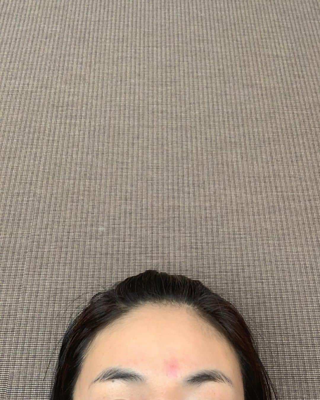 早坂香須子さんのインスタグラム写真 - (早坂香須子Instagram)「本日、百々ちゃんライブに突然お邪魔しちゃいました。  どすっぴんで熱弁したパーシングオイルアップしておきますねー。絶対に専用のもの、オーガニックを選んでね！デリケートゾーンという言葉があるように、膣はとてもデリケートで大切な場所だよ♡ @intimeorganique_official でチェックしてね。  で、話してる間に眉間がだんだん赤くなってきて、LIVEが終わる頃には痒みも。  日中ベランダで過ごしてたから、虫刺されかもしれないと思い、百々ちゃんも紹介しくれたNEROLILA Botanica の化粧水・ホーリーハーバルシャワー2020 と、オーガニックコットンパフでコットンパックをしてみました。  痒みはわりとすぐにおさまり、30分くらいコットンが乾かないように上からミストもしてたらほぼ消えました〜！ サードアイが開いちゃったかと思ったわ。  #百々ちゃんがライブ保存してくれてるよ #百々ちゃんライブ #アンティームオーガニック #パーシングオイル #nerolilabotanica  #ネロリラボタニカ #ホーリーハーバルシャワー2020 #毎年この季節に限定発売する万能薬ホーリーバジルと#今年は#華密恋 #カミツレエキスで鎮静効果アップ#自分で実感してしまった#早坂おススメ」4月30日 18時09分 - kazukovalentine