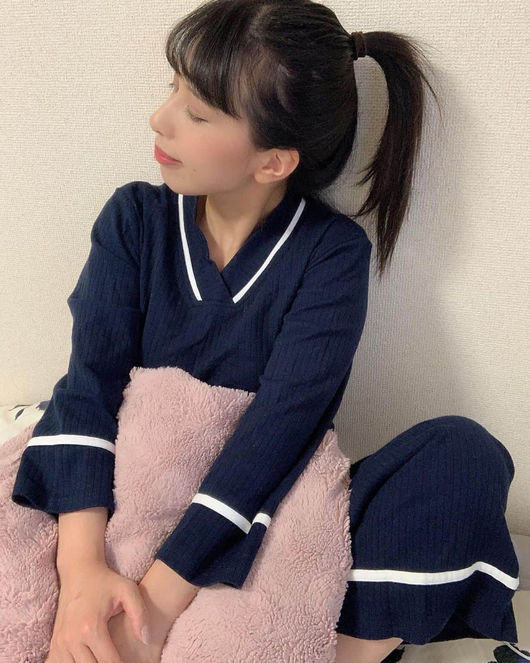 七尾カンナさんのインスタグラム写真 - (七尾カンナInstagram)「. . . 普段トレーナーばっかり着てるからたまにはちゃんとしたルームウェアを🤤💭 . 最近TwitterもInstagramも全然更新してなかったから、ちゃんと更新していこうと思います😂 この時期に音沙汰なくなったら体調崩したって思われちゃうけど、七尾は至って健康です👏🏻🙋🏻‍♀️ . あとYouTubeのネタが思いつかないのでぜひネタを提供してください🤮あとあと久しぶりにチャンネル登録者層を見たら95％が男性で、同性にもモテる女になりたいと思ったとです。笑笑 チャンネル登録してくださってる方々いつもありがとうございます😌💞 . . . . . . . #おうち時間 #ルームウェア #グラビア #タレント #女優 #フォローミー」4月30日 18時12分 - nanao_kanna