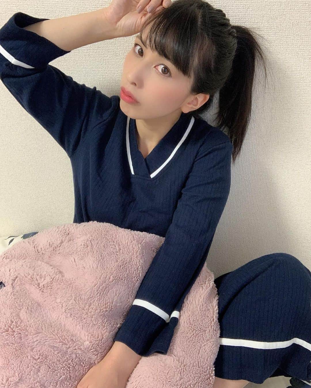 七尾カンナのインスタグラム：「. . . 普段トレーナーばっかり着てるからたまにはちゃんとしたルームウェアを🤤💭 . 最近TwitterもInstagramも全然更新してなかったから、ちゃんと更新していこうと思います😂 この時期に音沙汰なくなったら体調崩したって思われちゃうけど、七尾は至って健康です👏🏻🙋🏻‍♀️ . あとYouTubeのネタが思いつかないのでぜひネタを提供してください🤮あとあと久しぶりにチャンネル登録者層を見たら95％が男性で、同性にもモテる女になりたいと思ったとです。笑笑 チャンネル登録してくださってる方々いつもありがとうございます😌💞 . . . . . . . #おうち時間 #ルームウェア #グラビア #タレント #女優 #フォローミー」