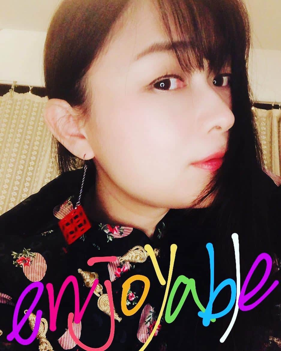 今井麻美のインスタグラム：「Instagram楽しい。 特にこの文字が気に入ってる。 一回ストーリーで書いてから保存して うっかりそのままあげない様にしてるけど 他の方法もあるのかな。 こんなに自分の写真を撮りたくなったのは 予想外だな。 人間、変わるものですね。 ふふ。  #今井麻美 #メイク #Instagram楽しい #人生って不思議」