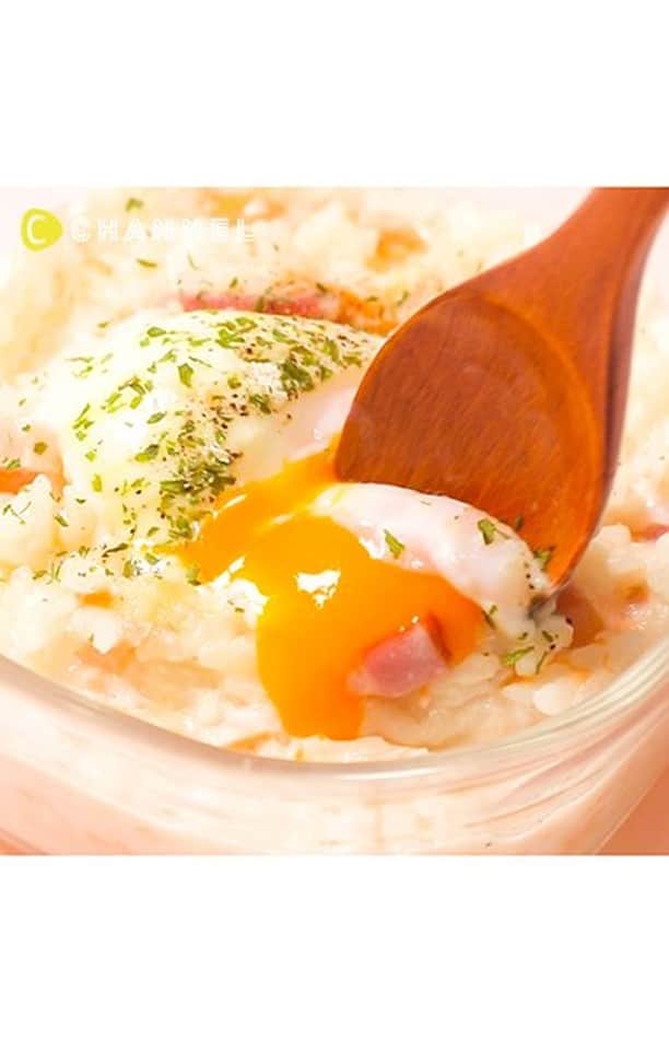 のインスタグラム：「. Follow ME!! @cchannel_food Please check this account @cchannel_girls and C CHANNEL app! . ◯ニンニクたっぷりバジルときのこパスタ ■材料 ・パスタ…100g ・しめじ…1/2パック ・バジル…6枚 ・ニンニク…4片 ・鷹の爪…1本 ・塩…少々 ・オリーブオイル…大さじ1.5 ・水…200ml ・粉チーズ…適量 ・コショウ…少々 ・飾り用バジル…少々 ■手順 1. ボウルに半分に折ったパスタ、しめじ、ちぎったバジル、ニンニク、鷹の爪、塩、オリ ーブオイル、水を入れて600Wのレンジで9分加熱する。 2. 1をよく混ぜ合わせて、粉チーズ、コショウ、バジルを飾って完成です。 . ◯シャケと味噌のチーズリゾット ■材料 ・ご飯…100g ・シャケフレーク…30g ・ベーコン…20g ・味噌…小さじ½ ・チーズドレッシング…大さじ1 ・豆乳…100ml ・温泉卵…1個 ・コショウ…少々 ・粉チーズ…少々 ・パセリ…少々 ■手順 1. 耐熱皿にご飯、鮭フレーク、ベーコン、味噌、チーズドレッシング、豆乳を入れて 、600Wのレンジで3分加熱する。 2. 1をよく混ぜ合わせて、温泉卵、コショウ、粉チーズ、パセリをかけて完成です。 . ◯野菜たっぷり麻婆ナス ■材料 ・ナス…2本 ・片栗粉…大さじ1 ・鶏むねひき肉…100g ・マイタケ…1/2パック ・シイタケ…4枚 ・パプリカ…1/2個 ・ピーマン…2個 調味料 ・醤油…小さじ1 ・酒…小さじ2 ・おろし生姜…小さじ1 ・おろしニンニク…小さじ1 ・豆板醤…小さじ1 ・コチュジャン…小さじ1 ・鷹の爪…1本 ・鶏ガラスープ…100ml ・万能ネギ…適量 ■手順 1. 耐熱皿にナス、片栗粉を入れて一回混ぜる。鶏むねひき肉、マイタケ、しいたけ、パプ リカ、ピーマンを入れてふんわりラップをし、600Wのレンジで5分加熱する。 2. 1を軽く混ぜ合わせて、調味料をすべて入れ、さらに混ぜて再びレンジで5分加熱する。 3. 軽く混ぜ合わせて、万能ネギを散らして完成です。 . 【制作】三浦綺子 . 【監修】管理栄養士　松浦ひとみ @htm.jp 元保育園勤務で二児の母。 無理しない、楽して皆美味しいがモットー https://www.instagram.com/htm.jp . .  #料理#手料理#おうちごはん#お菓子作り#レシピ#クッキング#手作りスイーツ#デリスタグ ラム#お菓子作り好きな人と繋がりたい#料理動画#food#foodie#delicious#cooking#f52gram#foodvideo#foodideas#funfood#colorfulfood#recipevideo  #タッパー弁当#ストレス#コロナフードアクション #stayhomestaysafe#おうち時間#コロナに負けるな#おうちにいよう#巣ごもり#おこもり #ストレス解消」