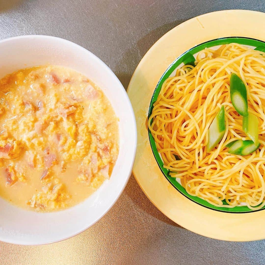 下垣真香さんのインスタグラム写真 - (下垣真香Instagram)「𓂃﻿ 先日の #おうちご飯 🍴﻿ ﻿ ▼カルボナーラつけパスタ﻿ ちょっとお洒落ぶってつけパスタにしてみたけど、普通のパスタで良かったかも。笑﻿ でも美味しくできました💯﻿ 辛いのが好きな人は豆板醤とニンニクを足すとよりコクが増すよ👍🏼﻿ ﻿ ﻿ #おうち時間 #おうちご飯 #料理 #stayhome #enjoyhome #cooking  #カルボナーラ #パスタ」4月30日 18時18分 - madoka_shimogaki