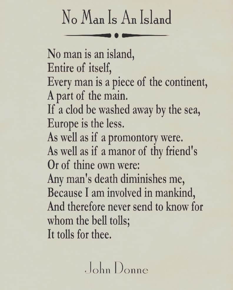 エマニュエル・ベアールのインスタグラム：「Aucun homme n’est une île, un tout, complet en soi; Tout homme est un fragment du continent, une partie de l’ensemble; Si la mer emporte une motte de terre, l’Europe en est amoindrie, comme si les flots avaient emporté un promontoire, le manoir de tes amis où le tien; La mort de tout homme me diminue, parce que j’appartiens au genre humain; Aussi n’envoie jamais demander qui sonne le glas: c’est pour toi qu’il sonne . #johndonnepoetry  #johndonne ( 1572-1631)...... #day45 #europe 🙏🏻」