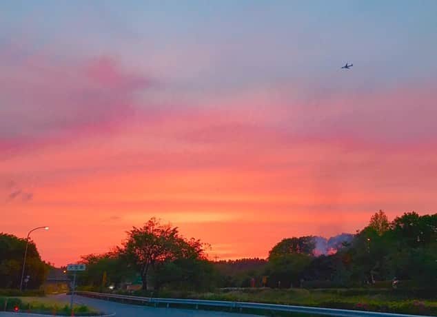 吉山りささんのインスタグラム写真 - (吉山りさInstagram)「飛行機乗りたいなぁ〜✈️🌇🌅 #sunset #ゆうひ #夕日 #夕陽 #夕焼け #空 #sky #sunsetglow #飛行機 #大好き #✈️ #view #airplane 空が赤すぎて燃えてるみたい #🌇 #🌅 #beautiful #空が広い #weather #海 love #photo  今思い出したけどお馬の夢を2夜連続見て幸せ💕 #馬 #乗馬 #🐎 #🏇 そして何かわからないけど眠い😂 #gw なんだねー #旅行 行きたい#旅行好き女子 #travel  #綺麗 な#景色 に救われる☺️✨」4月30日 18時40分 - oreorerisa