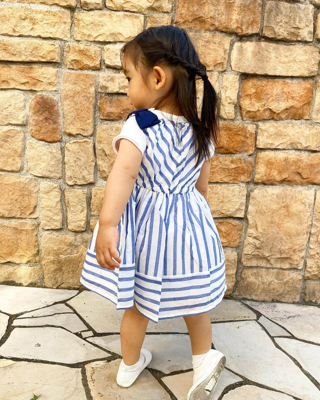 木口亜矢のインスタグラム：「ボーダーワンピース🤍💙 本日半袖〜 ふわっと広がりのあるワンピース、かわいいいい  one-piece dress→enamorate shoes→h&m kids  #kidsfashion  #2歳  #2歳4ヶ月」