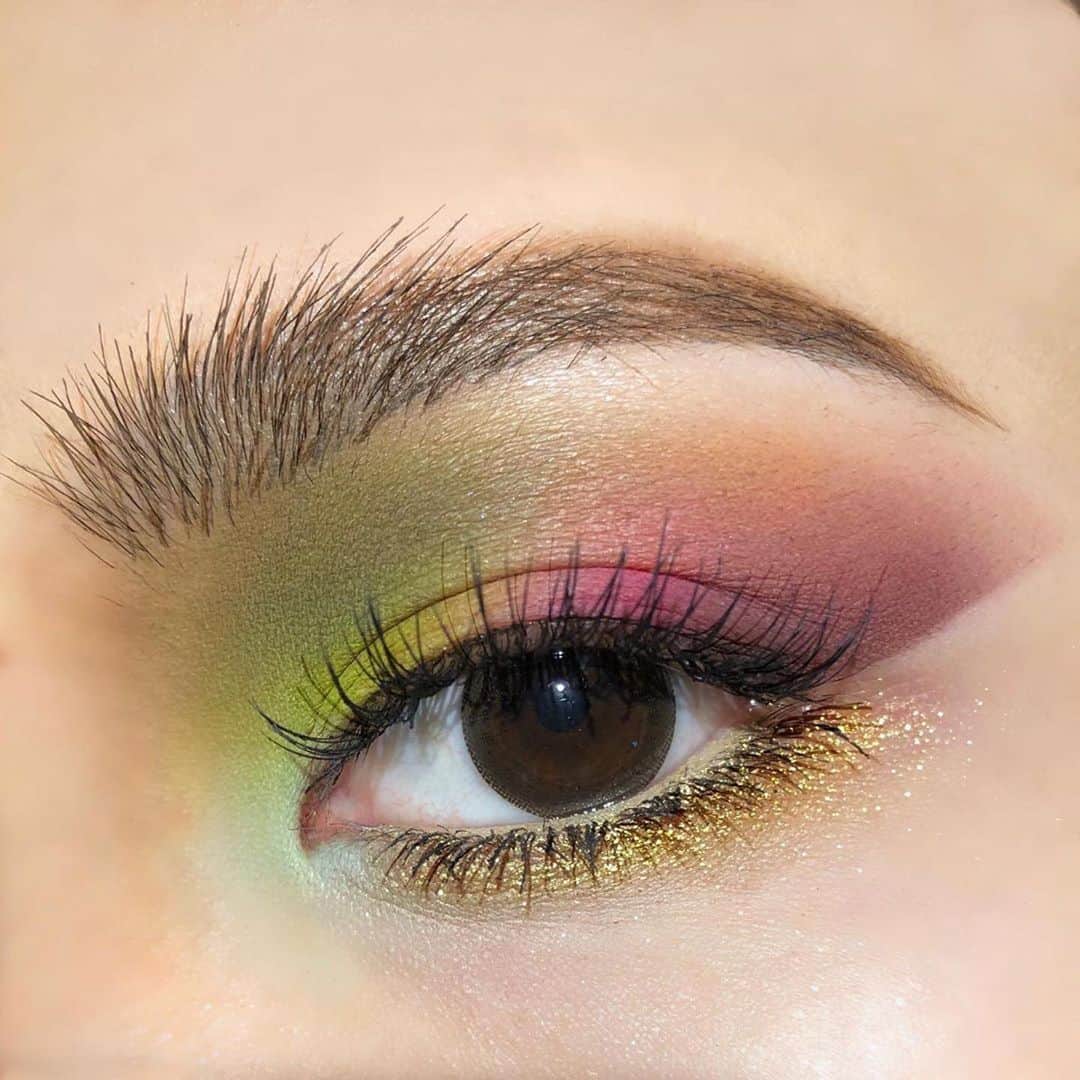 M∙A∙C Cosmetics Japanのインスタグラム：「M･A･Cアーティストが提案する 自由とパワーに満ち溢れるアイメイク⭐️⚡️ ㅤ ㅤ ジュエリーのように圧倒的な存在感を放つアイシャドウを使って、メイクの可能性を広げましょう✨ ㅤ MAKE UP & MODEL BY NAGISA ASAKURA Regram from @mac_shibuya_scramble」