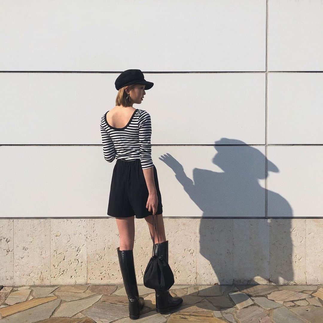美舞さんのインスタグラム写真 - (美舞Instagram)「. .  背中が深めになってるよー ☺︎💛 ボーダー婚期すらしいよ 。 #ほんと？ #お構いなく着ちゃいます . 何を着てても行く場所は 日用品の調達。 #別にだる着でもいいじゃん そうなのよ。 だる着でもいいのよ。 . #fukuoka  #fashion #福岡 #もちろんマスク着用で  #春服 #2020年春訪れず #私服 #服 #ボーダー #めずらしい写真は需要ない ？」4月30日 18時34分 - mibuki__.39