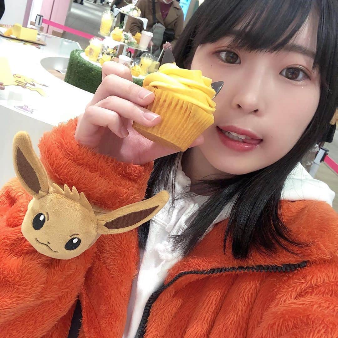 夏木紫帆のインスタグラム：「ピカチュウスウィーツ🐭⚡️🧁💓 腕にはイーブイ🎊㊗️❤️ 池袋はたまにいくけどすごく楽しい‼️」