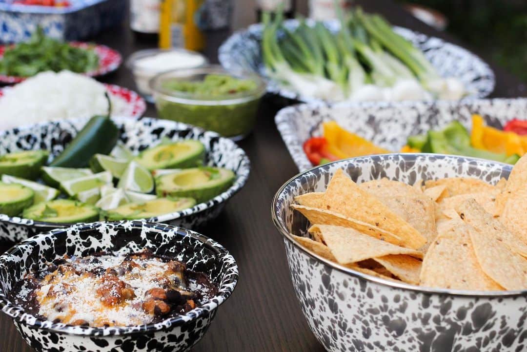 株式会社津田商会のインスタグラム：「Take a snack!  さぁ、みんなでディップ！  #crowcanyonhome #enamelware #crowcanyonhomeenamelware #mexicanfood #dipping  #ホーロー #琺瑯 #ライフスタイル #メキシカン #ディッピング #オーブン料理 #ケーキ #クッキング #キャンプギア #キャンプ初心者 #ソロキャンプ #キャンプ用品 #ファミリーキャンプ #おしゃれキャンプ #グルキャン #グランピング  #camp #lifestyle #kitchenware #homemade #gear」
