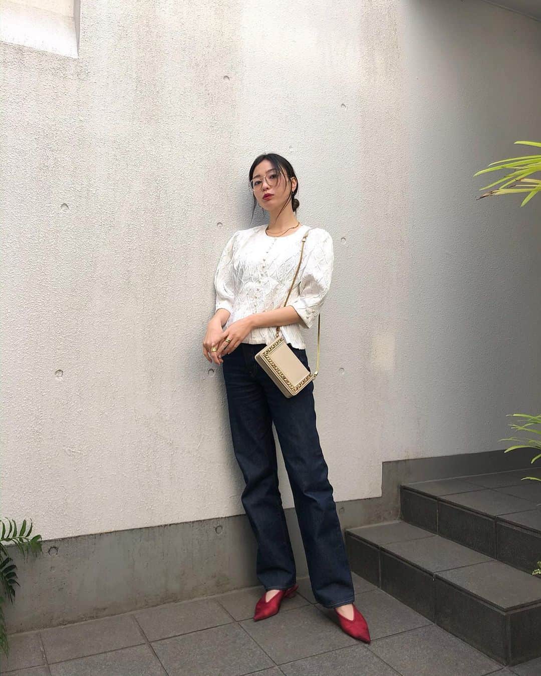 岩崎志保のインスタグラム：「@ellegirl_jp LINE MOOK📚 春の購入品を紹介してます🌸 LINEでELLEgirlと友達登録するといろんなトレンド情報がゲットできるからぜひ見てみてね！  #ellegirl #ellegirluni」