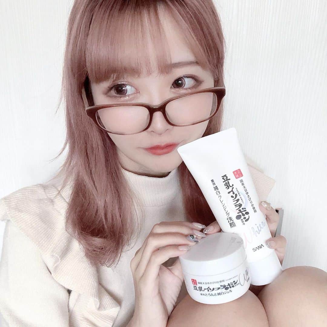 のインスタグラム：「普段愛用してる豆乳イソフラボン(@nameraka_honpo ) 美白シリーズがリニューアル、、！ ﻿ ﻿ 🤍サナ なめらか本舗 薬用クレンジング洗顔N ﻿ 🤍サナ なめらか本舗 とろんと濃ジェル 薬用美白Ｎ ﻿ ﻿ 洗顔ははじめてつかったんだけど、もこもこ泡がすごかった.。o○ クレンジング力も🙆🏻👌✨ オールインワンジェルはズボラな私にぴったりな商品でこれ一つで化粧水、美容液、乳液、クリーム、パック効果、化粧下地の6役になるの😭🙏🏻 3枚目に貼ったけど形状記憶ジェルなんだよね！ (触ったらスライムかとおもった🤣) これがお肌に膜を張ってうるおいを閉じ込めてくれるからもちもち肌に( ⸝⸝ • ̫ • ⸝⸝ ) かなりお気に入りになった！ ﻿ ﻿ 送料無料だったから公式サイトから購入したよ！すぐ届いた♡♡ ﻿ ﻿ #なめらか本舗 #PR #常盤薬品工業 #ベストコスメ#プチプラコスメ/#豆乳イソフラボン」