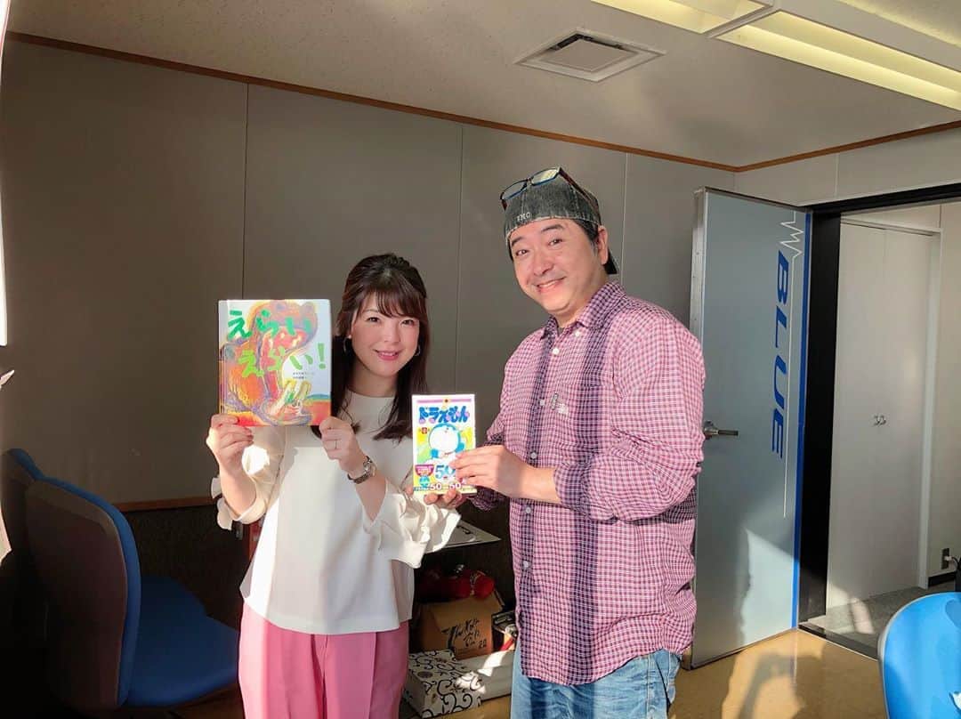 倉窪莉沙のインスタグラム：「* マエオカテツヤの全開！木曜日 今日はメッセージのテーマ『オススメの本』でお送りしました！娘と過ごす時間が長いので最近の私の読み物はほとんど絵本📚1歳、2歳向けのわかりやすいストーリーのものが多いですが、大人になった今読んでみると奥が深く気付きや学びが沢山あります✨娘も本好きになってくれると良いなぁ🥰❤️ . 私の最近のオススメの絵本は #えらいえらい #おかあさんだいすきだよ #すっくのこんなときってなんていう . 2枚目は、和歌山県内各地のDEEPな場所を2人で巡るコーナー「DEEPな和歌山探検隊」で伺った海南市・黒江にある西俊二商店さんでのお写真。箒やたわしなど手造りの商品を扱っているお店で、作業されている様子も少し見させていただきました！温かい出会いが沢山あった黒江。まだまだ行きたいところがあるので、また遊びに行きたいです💕💕 . #マエオカテツヤの全開木曜日 #マエオカテツヤ さん #てっちゃん #和歌山放送 #和歌山 #海南市 #海南 #黒江 #西俊二商店 #箒 #たわし #絵本 #漫画 #radio #ラジオ #アナウンサー #ママ時々アナウンサー #ママウンサー」