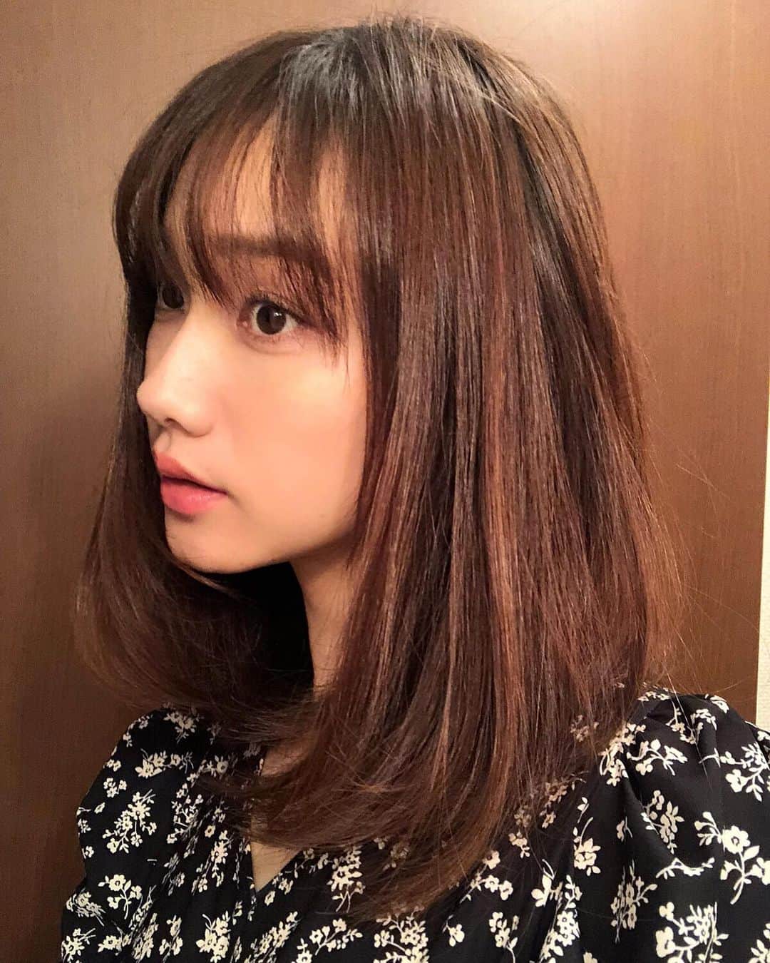 海野ナルのインスタグラム：「前になるけど、ヘアカットしました💇✨ なんてラクなんだ！ カラーも行きたいけど今は我慢😭  #ヘアカット #ミディアム」