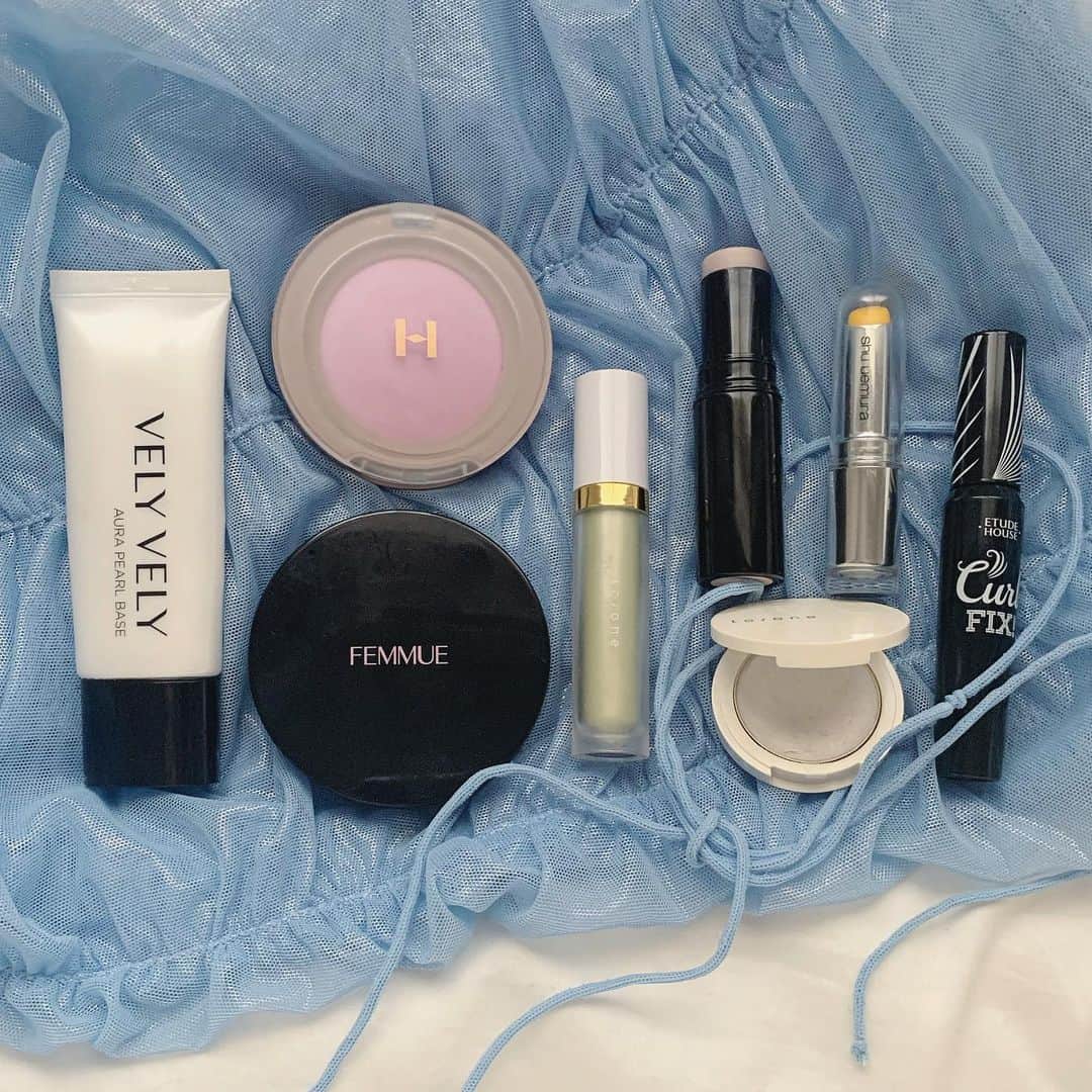 原涼香のインスタグラム：「昨日のfreshなgreen make item。 左から @velyvely_jp  Aura pearl base @hince_official  True dimention glow cheek / shine out @femmue  Ever glow cushion / Natural @toonecosmetics  ペダルリキッドアイシャドウ / 01 @chanelofficial  ボームエサンシエル / スカルプティング @toonecosmetics  ルミナイザー / 01 White @shuuemura  rouge unlimited / YELLOW @etudeofficial  Curl Fix Mascara ㅤㅤㅤㅤㅤㅤㅤㅤㅤㅤㅤㅤㅤ」