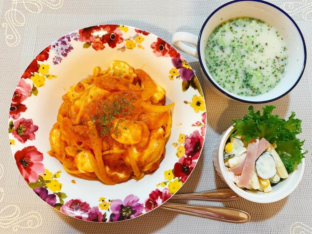 成瀬心美さんのインスタグラム写真 - (成瀬心美Instagram)「🍅 . . モッツァレラチーズが 冷蔵庫にあったので トマトソースのパスタに 絡めてみました✨ . . 美味しかったぁぁ🤤 . . パスタなのに何故か 無性にマカロニサラダが 食べたくなってしまって 少しだけ… . . バランス悪いですが とても美味しくできて大満足です☺️ . . #dinner #cooking #cookingram #pasta #tomato #salad #soup #yammy #instagram #instagood #followme」4月30日 18時52分 - coco3ndazo