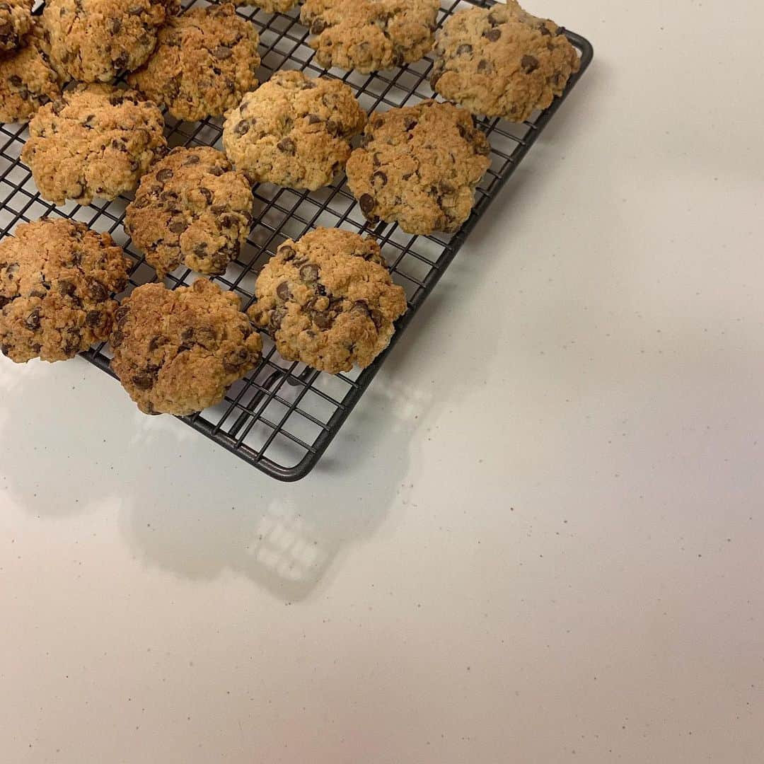 涼川菜月さんのインスタグラム写真 - (涼川菜月Instagram)「🍪﻿ ﻿ ﻿ ﻿ ﻿ ﻿ オートミールチョコチップクッキーを﻿ 作りましたよ〜〜(๑❛ᴗ❛๑)﻿ ﻿ ﻿ ﻿ このクッキーはねえ﻿ ﻿ わたしが小さい時から﻿ みちこ(母)が作ってくれてたものなの﻿ ﻿ ﻿ ﻿ バレンタインになると﻿ 一緒に作ったりもしたなあ﻿ ﻿ ﻿ ザクザクで美味しいよ〜♡﻿ ﻿ ﻿ ﻿ なんかさiPhoneのハートさ﻿ 前は2タイプあったじゃん？﻿ ﻿ ﻿ 細長いやつ﻿ ﻿ ﻿ それが好きだったのに﻿ 無くなったよね🤔﻿ ﻿ ﻿ ﻿ ということでみちこが取っておいてる﻿ レシピをみんなにもおすそわけ👦🏻﻿ ﻿ 歴史を感じるね💭﻿ ﻿ ﻿ ﻿ ということで作ってみそらしど♫﻿ ﻿ ﻿ ﻿ あっ！言い忘れたけど﻿ いい感じの色になったら﻿ 焦げ防止のためにアルミホイルを﻿ かけるといいよ🤺﻿ ﻿ ﻿ それじゃあばいばーい！﻿ ﻿ ﻿ ﻿ ﻿ ﻿ #homemade #homecooking  #homecafe #cookies #cookies🍪  #chocochipcookies  #oatmeal #oatmealcookies  #チョコチップクッキー #オートミールレシピ  #オートミールチョコチップクッキー  #オートミールクッキー  #おうちカフェ #クッキー作り  #クッキーレシピ #みちこ」4月30日 18時54分 - nachia_p