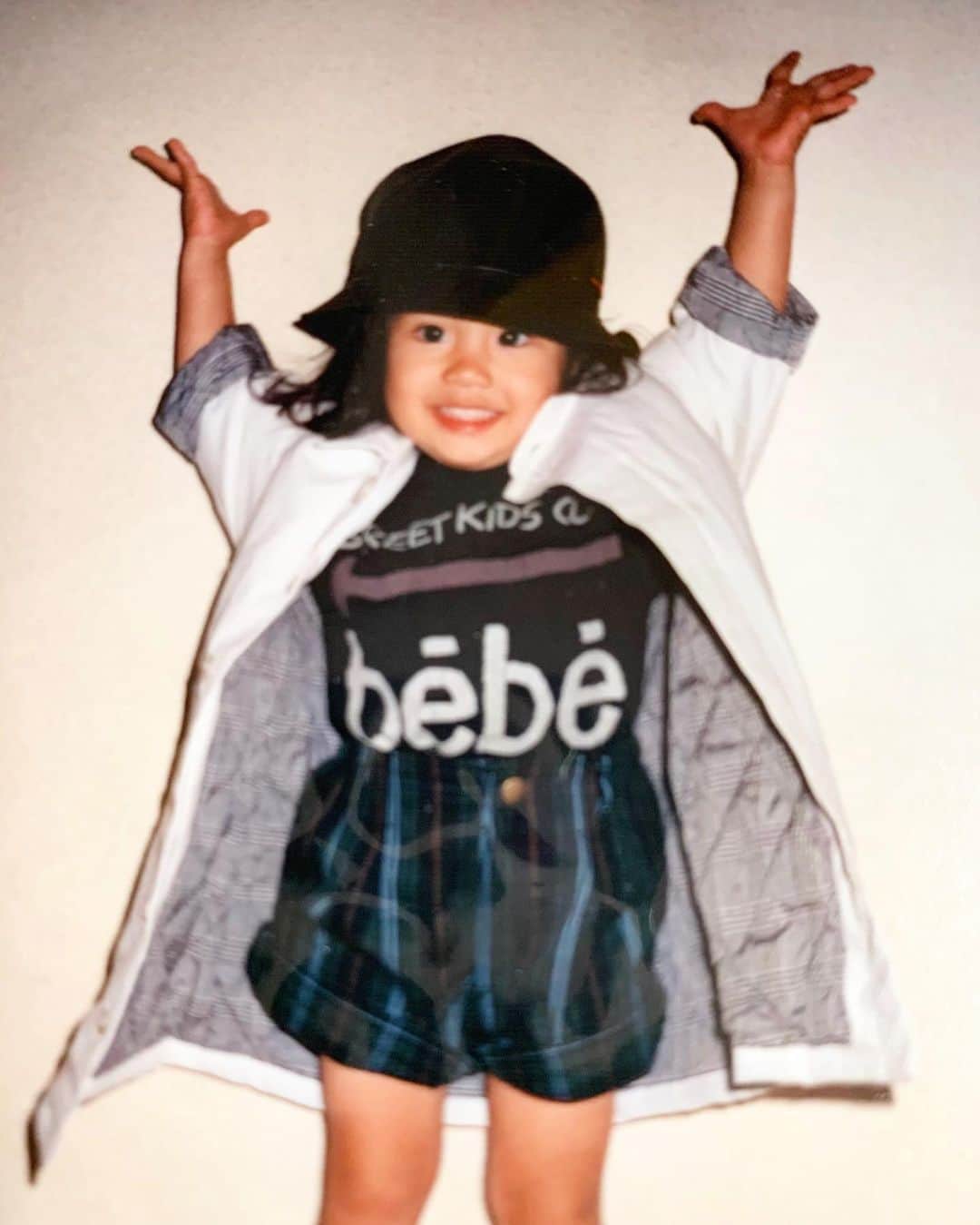 浦田麻緖さんのインスタグラム写真 - (浦田麻緖Instagram)「2歳の麻緖🙌 ポージングがオーバーですね🤣いや、キラキラ星を踊っているのか？😂 #幼少期写真  #小さい頃から帽子好き　 #bebe #懐かしい　#笑」4月30日 18時54分 - mao.urata