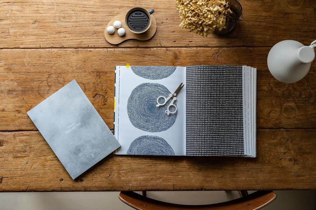 cafe_no_maのインスタグラム：「Ideas to simply enjoy artwork at home . 好きなアートブックは2冊買って、1冊は保存用に、もう1冊は額に飾ってアートとして楽しみます。  お部屋の雰囲気をちょっと変えたいときにおすすめ。 #marimekko」