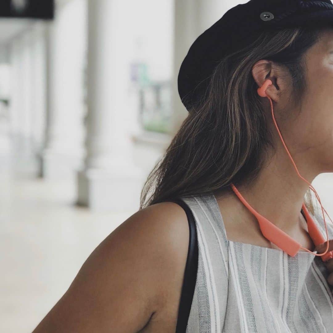 Locariのインスタグラム：「【応募は締め切りました】  イヤカフのように耳に挟むだけで使える、新感覚イヤホン「アンビーワイヤレスイヤカフ」を6名様にプレゼントします🎁 . 耳をふさがないから、周りの音や声をキャッチでき、通話することも可能。テレワークやプライベートのお供に嬉しいアイテムです🎧 . 個性豊かな6色のトレンドカラーも要チェック✅😘 . 「アンビーワイヤレスイヤカフ」 マイハートホワイト、アスファルトブラック、ポップスカイ、スタンプオレンジ、カクタスグリーン、トイプーブラウン 各1名様  ①応募方法 LOCARI公式Instagram（＠locari_jp）をフォローしていただき、対象ポストのコメント欄に「アンビー」と記入すれば応募完了です。 ※お1人様あたり、1投稿につき1エントリーに限らせていただきます。 ※カラーを指定することはできません  ②応募期間 2020年4月30日（金）～ 2020年5月6日（水）23：59 （それ以降のお申し込みは受け付けません）  ③応募条件 Instagramアカウントをお持ちの方で、日本在住の20歳以上の方。  ④当選発表について  厳正なる抽選により当選者を決定いたします。  当選者には、LOCARIの公式Instagramアカウントより、DM（ダイレクトメッセージ）にてご連絡差し上げます。その際、賞品発送のため氏名・住所等をお伺いいたします。DMを当選発表とかえさせていただきます。 ・本キャンペーンはどなたでも応募できます。 ・抽選方法及び結果に関するお問い合わせはお受け出来ませんのでご了承ください。 ・応募者がLOCARI利用規約に違反する行為を行った場合、その他当社が不適切であると判断した場合は、応募または当選が無効となることがあります。 ・都合により賞品の発送が多少遅れる場合もございます。あらかじめご了承ください。 ・賞品のお届け先は、日本国内に限らせていただきます。 ・当選者の住所、転居先不明・長期不在などにより賞品をお届けできない場合には、当選を無効とさせていただきます。 ・当選で獲得された権利は、他人に譲渡することはできません。 ・当選連絡後、ダイレクトメッセージ内にご案内する登録フォームより指定の期日までに必要事項をご入力いただけなかった場合、当選が無効になります。 ・Instagramなど当社サービス以外の外部のウェブサイトの内容やサービスは、当社（Wondershake）の管轄下にないことから、当社は免責されます。外部サイトまたはサービスにおいて個人情報を登録される場合は、当該サイトまたはサービスのプライバシーポリシーをご確認ください。 ・本企画はLOCARIが主催し、Instagramとは一切関係がありません。 #ambie #アンビー #アンビーワイヤレスイヤカフ #テレワーク #ながら聴き #LOCARI #ロカリ#おうち時間」
