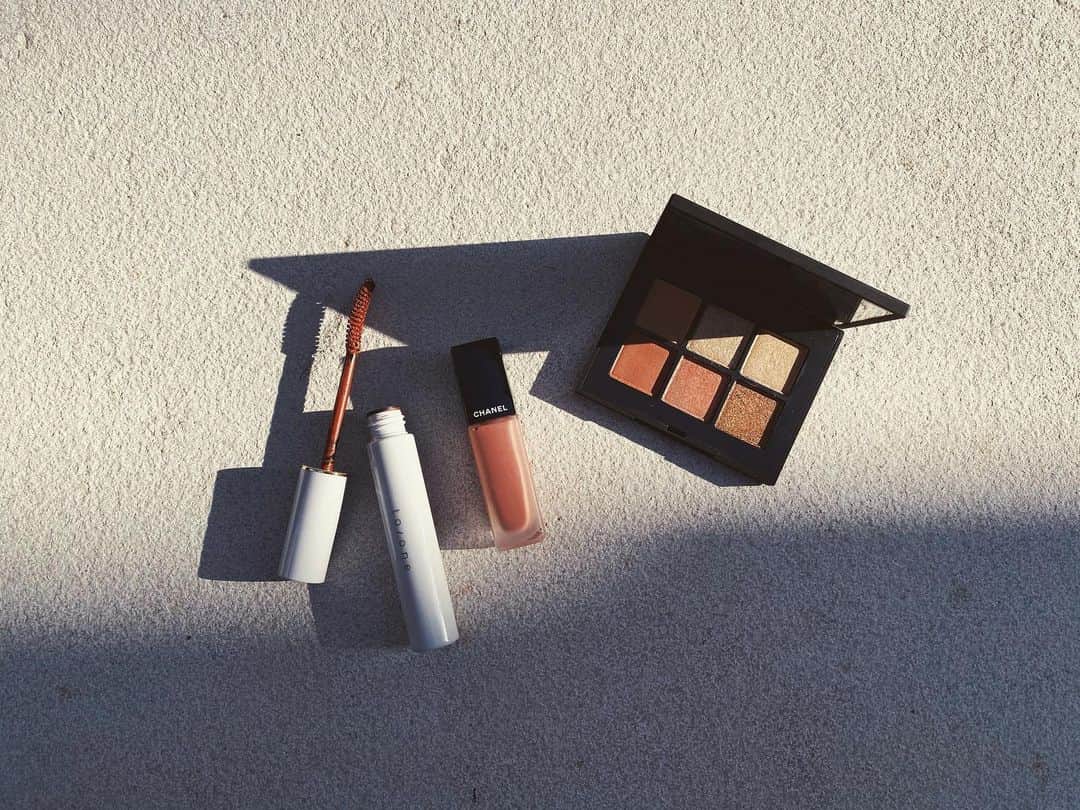 JUNNAのインスタグラム：「19時より新作発売開始です✨  今日は最近仲間入りした @narsissist の 「ヴォワヤジュール　アイシャドーパレット 1193」 このパレットがと〜っても可愛くて 前にもご紹介した @toonecosmetics の カラーマスカラと合わせてカラーメイク  アクセサリーは涼しげな @annikainez のガラスのピアスにハマっていて お気に入りの @diezsaskia のイヤカフとレイヤード✨  華奢な淡水パールネックレスは一昨年発売した @etretokyo のもの。  ガラス×パール×シルバーのバランス好き。」
