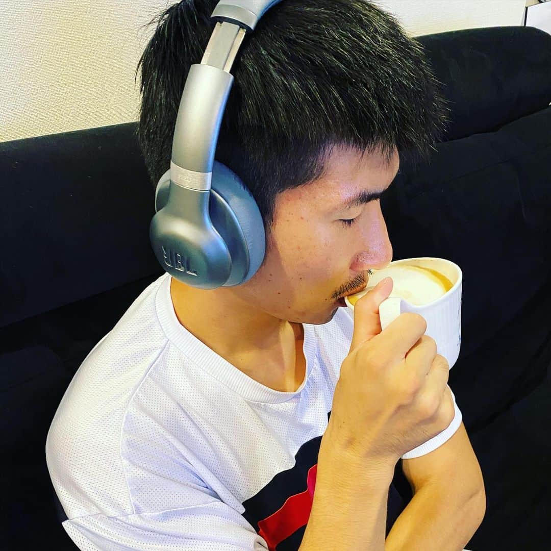 桐生祥秀のインスタグラム：「食後のコーヒータイム 好きな音楽を聴きながらの リラックス時間。  この期間で1番増えたのが 本を読むことかな  #音でアゲてけ  #jbl_japan」