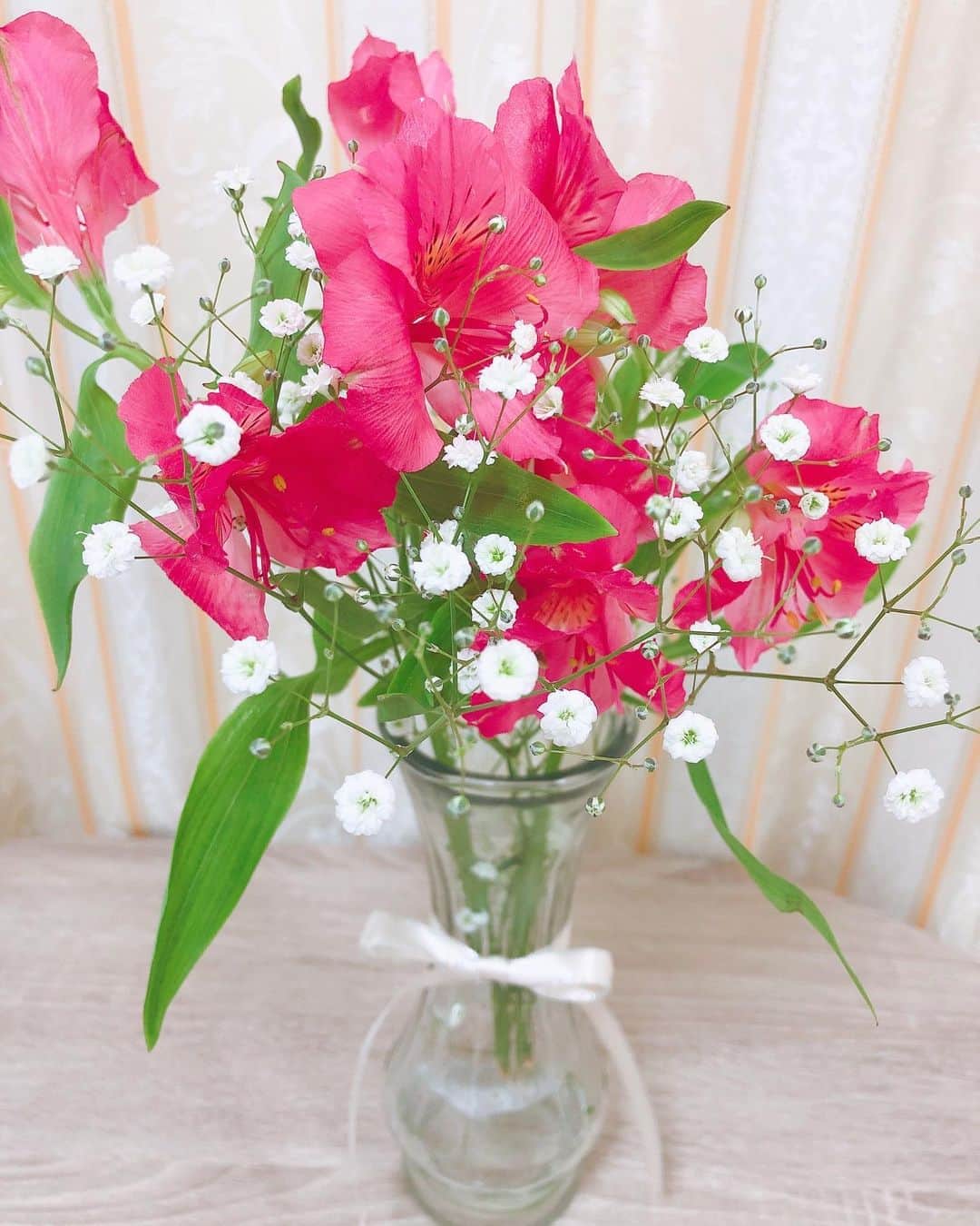 内田敦子さんのインスタグラム写真 - (内田敦子Instagram)「﻿ 生花を飾るだけで機嫌が良くなるので﻿ お家生活もごきげんに過ごせます😊﻿ ﻿ それにしても、﻿ スーパーでお花売ってるの本当に助かる💐﻿ ﻿ こんな時でも職場まで出向き﻿ 休みなく働いてくださる方々のおかげですね。﻿ ﻿ #花のある生活 #生花 #かすみ草が好き」4月30日 19時14分 - atsuko_uchida1205