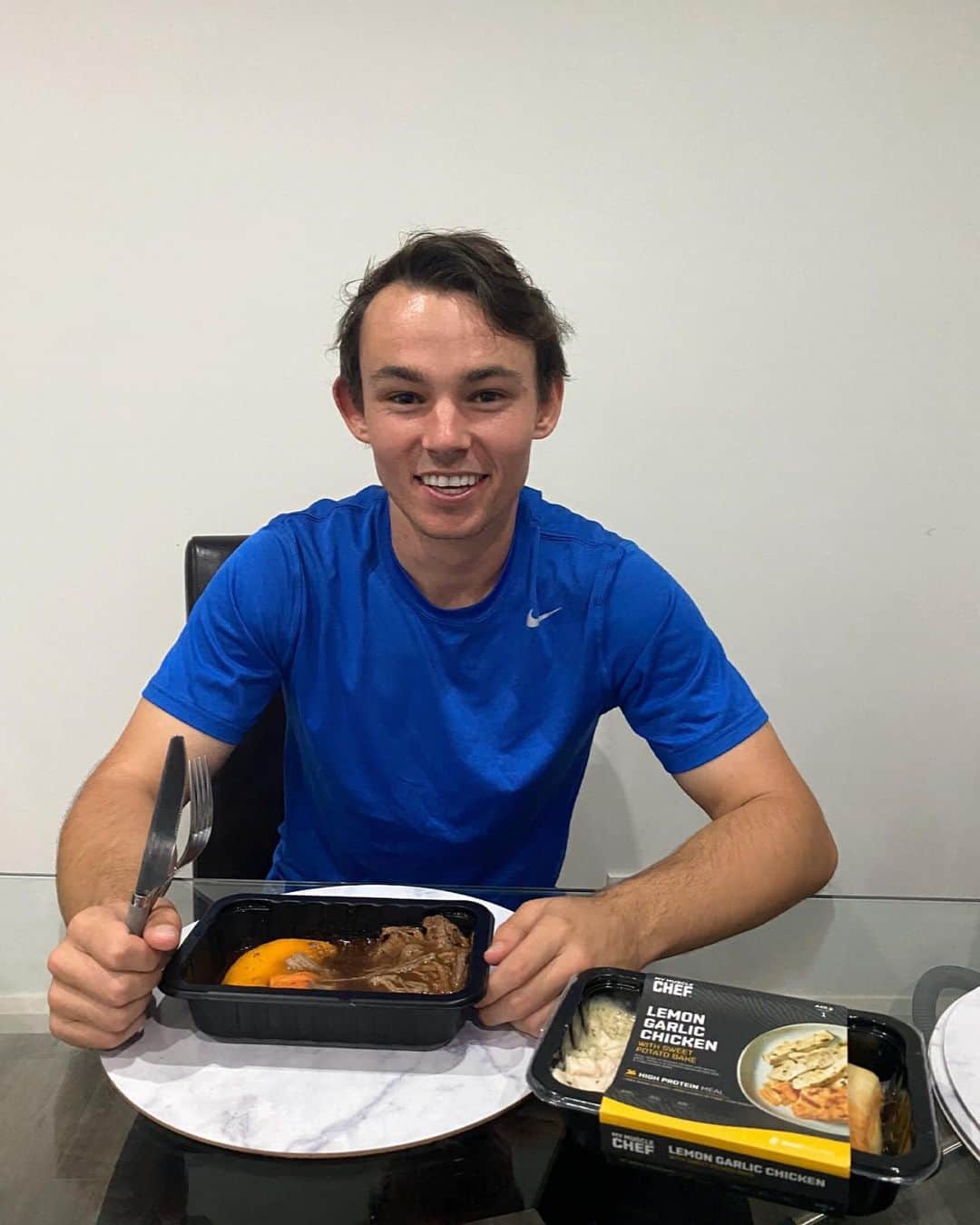 ジャック・ヘイルのインスタグラム：「Looking like a kid on my 10th birthday ready to devour some @mymusclechef cake 😂💀 In all seriousness, my second month with @mymusclechef has been sensational! The efficiency of getting food into my body after training has been an absolute gift in such trying times! 2 minutes and you’re ready to go! #mymusclechef」
