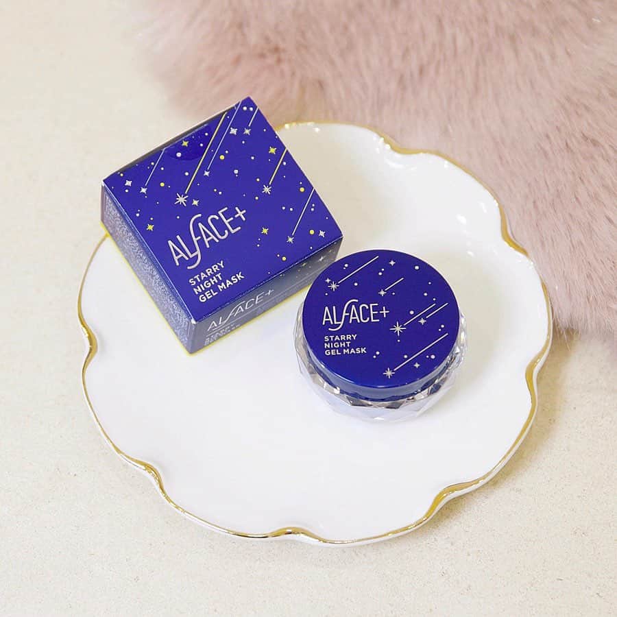 オルフェス（ALFACE+）のインスタグラム：「スリーピングマスクで睡眠美容🐑﻿ ﻿ フェイスマスクでうるおいをチャージしたあとは﻿ スターリーナイトジェルマスクで寝ている間も綺麗に🌙﻿ ﻿ フェイスマスクのあと、﻿ 仕上げのクリームとして使っていただくと﻿ 集中ナイトケア成分がお肌を優しく守ってくれます💕﻿ ﻿ ベルガモット、グレープフルーツ フランキンセンスの香りで﻿リラックス効果も抜群です✨﻿ ﻿ #オルフェス #スキンケア #フェイスパック #シートマスク #ながら美容 #時短美容 #フェイスマスク #パック #スリーピングマスク #睡眠美容 #保湿 #潤い #美肌 #メイク #コスメ #ベスコス #コスメ好き #スキンケア #おうち時間 #おこもり美容」